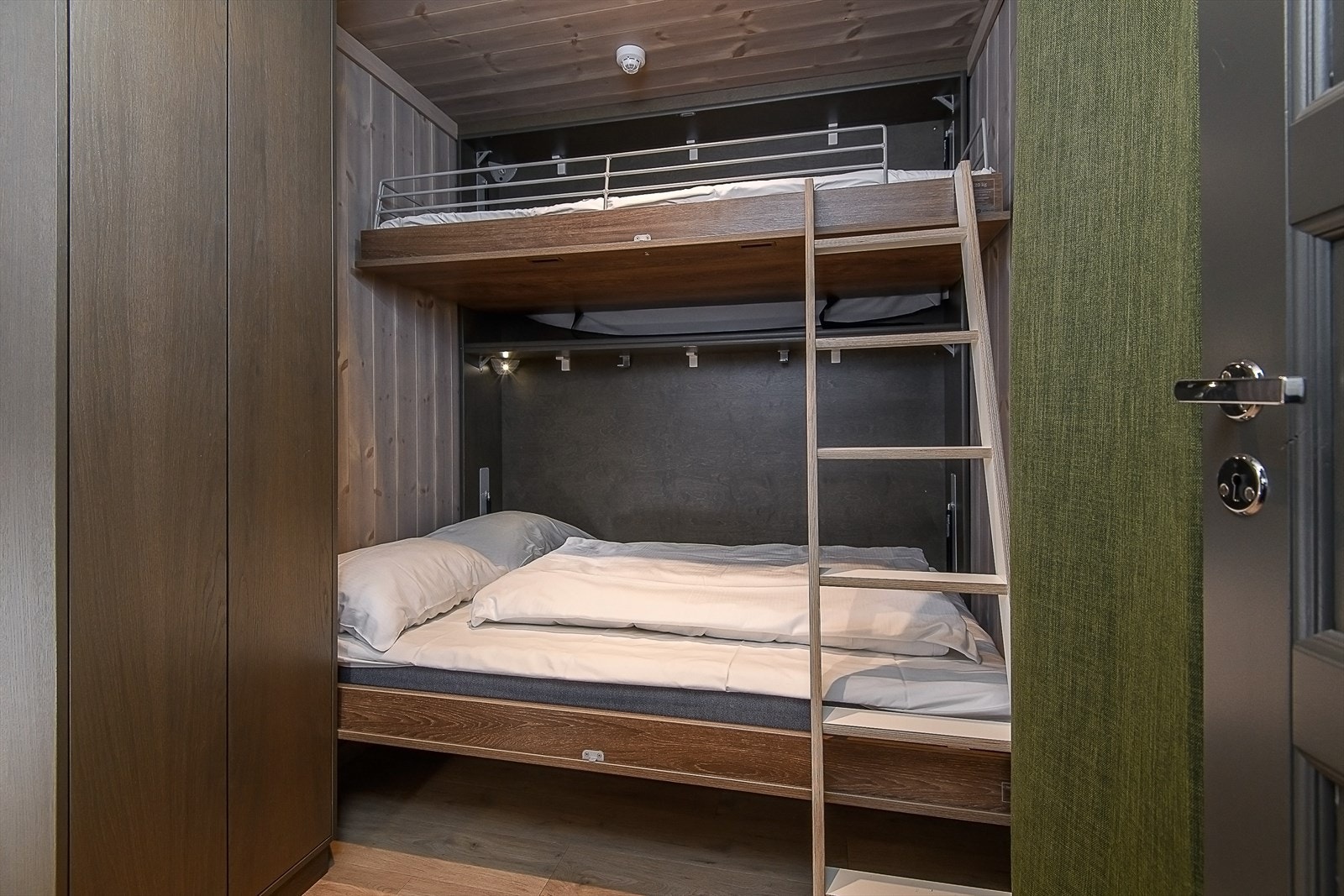 Det andre soverommet er innredet med skap køyeseng, som man praktisk kan feste inntil veggen. Galleribilde