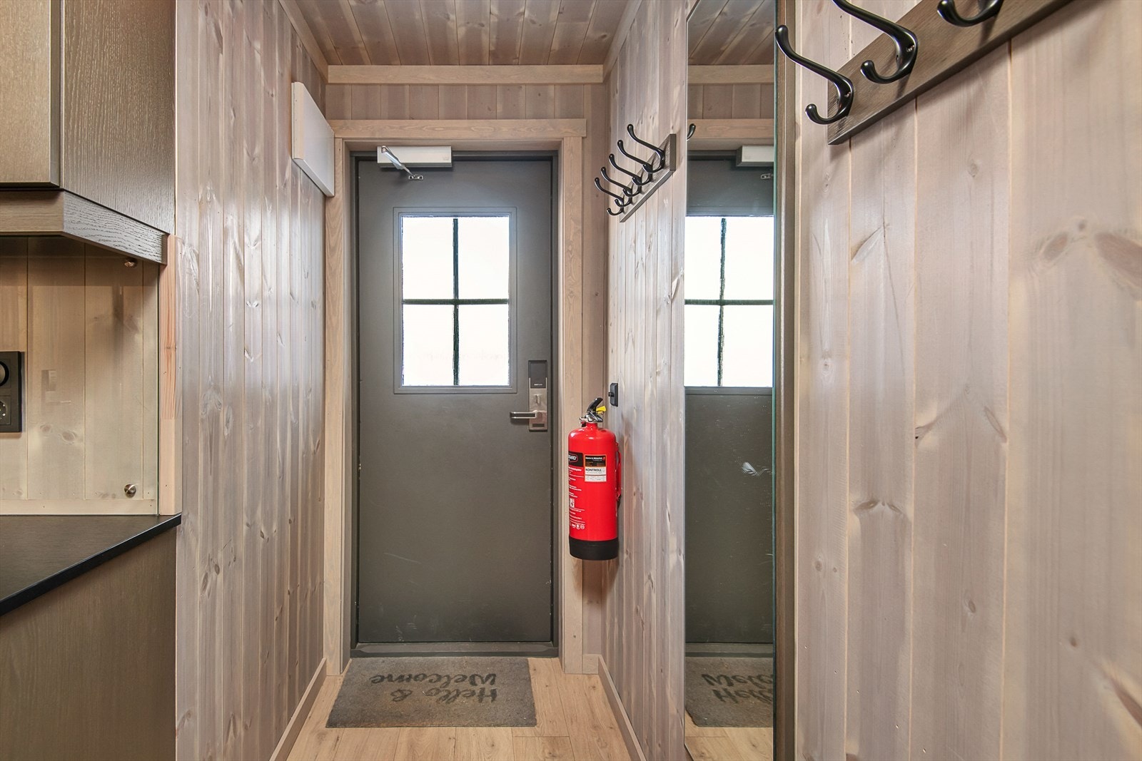 Inngangen har plass til en knaggrekke og man kan sette fra seg skoene. Galleribilde