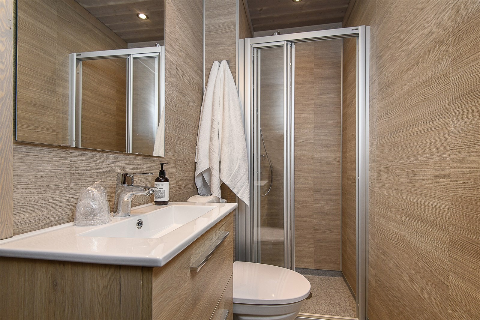 Leiligheten har to pene og areal effektive bad Galleribilde