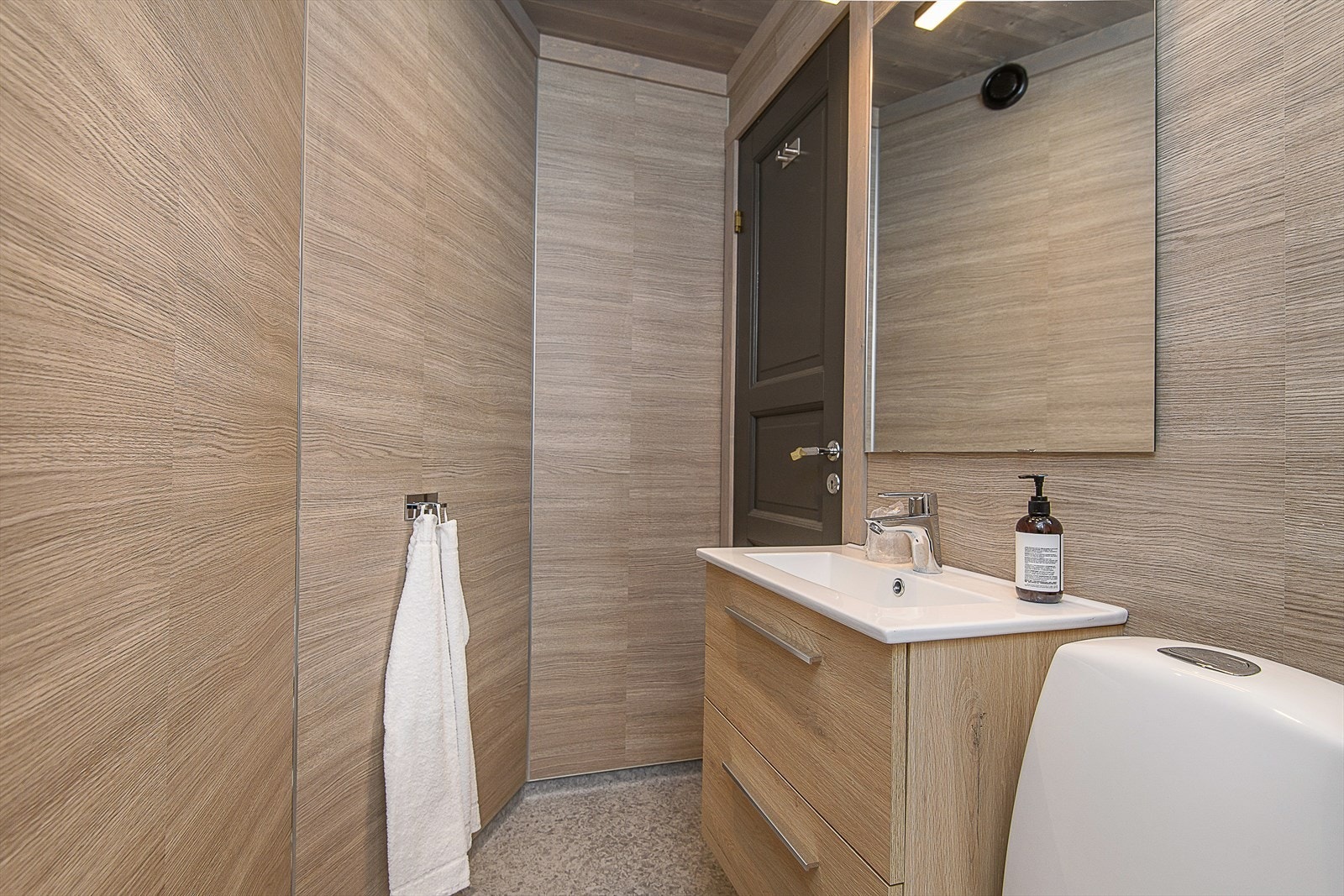 Begge badene har baderomsplater på veggene, belegg på gulvet og varme i gulv. Galleribilde