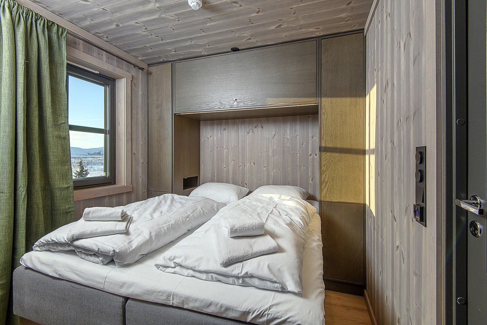 Leiligheten har to pene soverom. Det ene soverommet er godt utnyttet med dobbeltseng og smarte oppbevaringsløsninger rundt sengen. Galleribilde