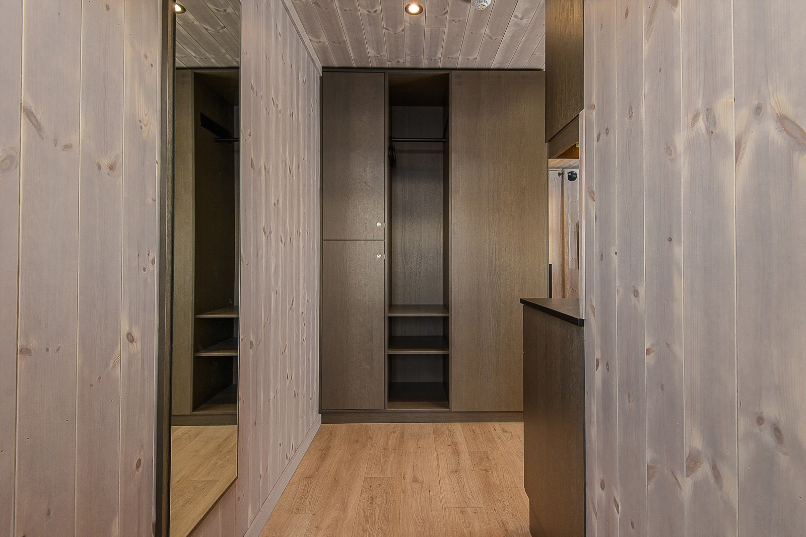 Oppbevaringsmuligheter i skap mot kjøkkenet. Enkelte skap med lås for lagring av private eiendeler. Galleribilde