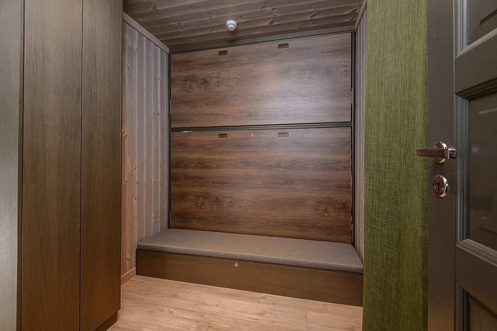 Praktisk løsning med skap køyeseng. Galleribilde