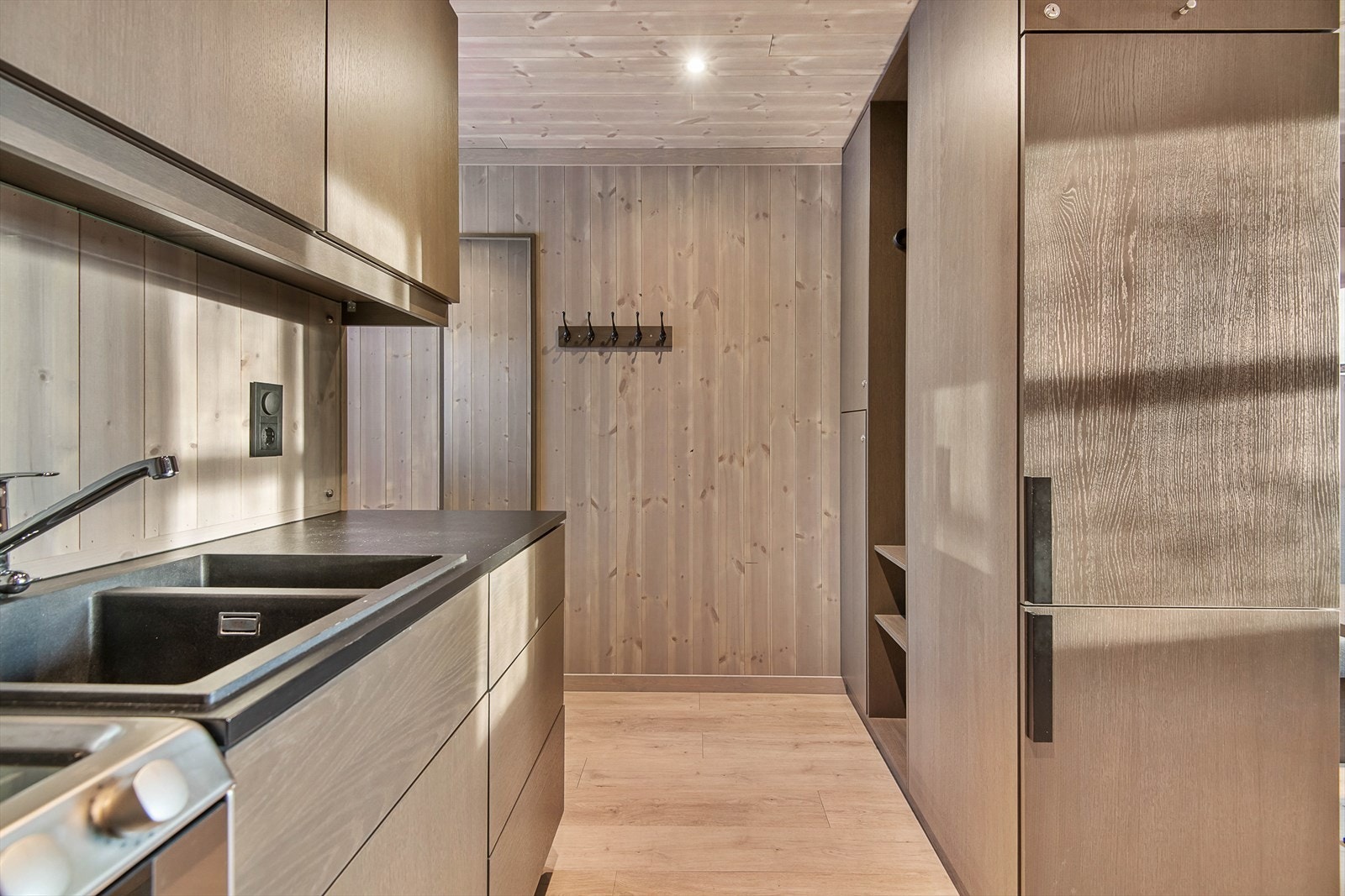 Stuen og kjøkkenet ligger i åpen løsning. Galleribilde