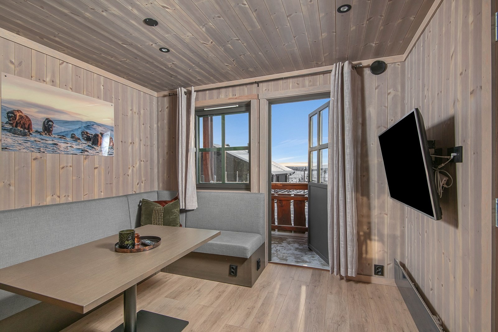 Fra stuen er det utgang til en solrik balkong med fin utsikt over fjellheimen. Galleribilde