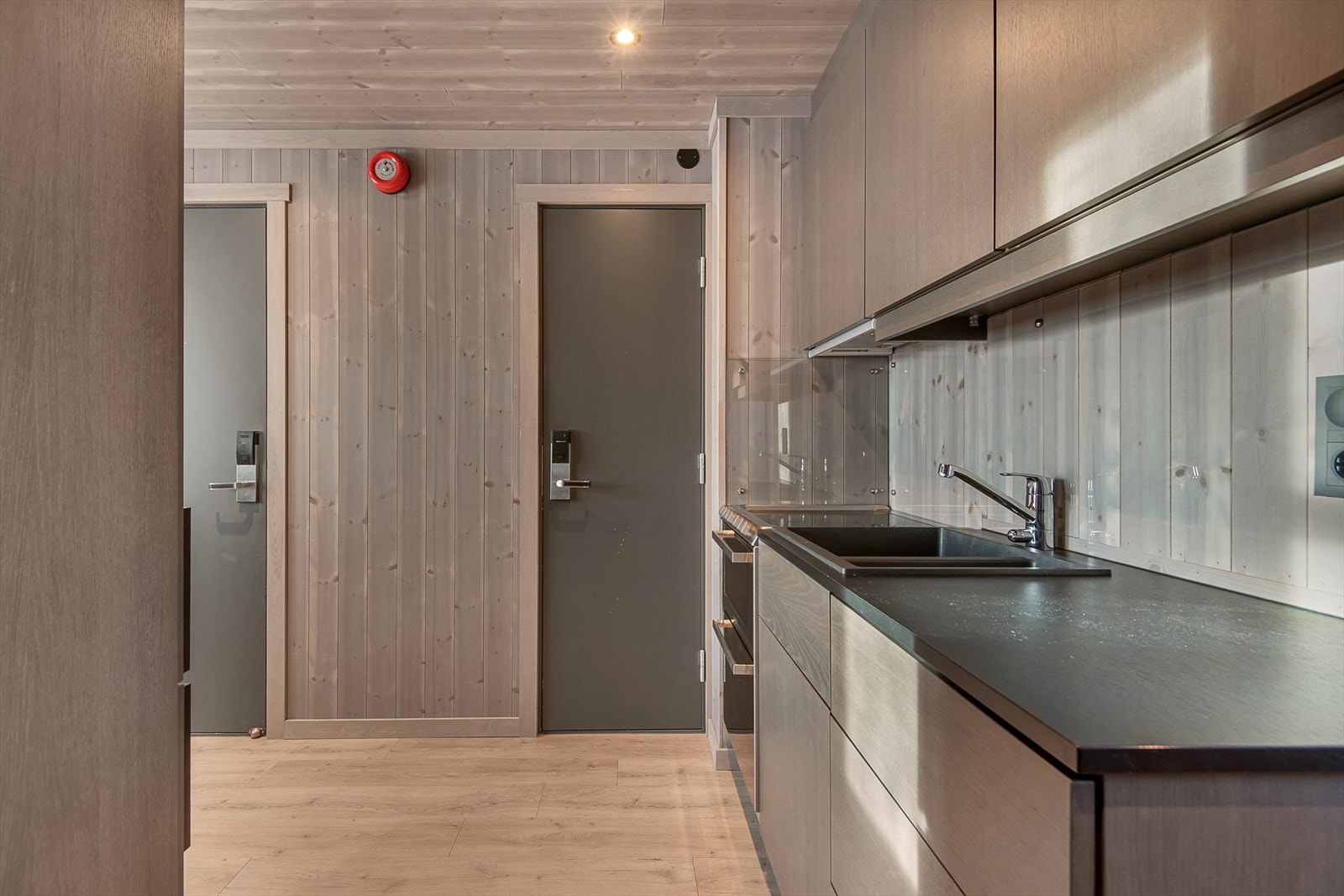 Pen kjøkkeninnredning med glatte fronter med laminert skrog og laminert benkeplate. Galleribilde