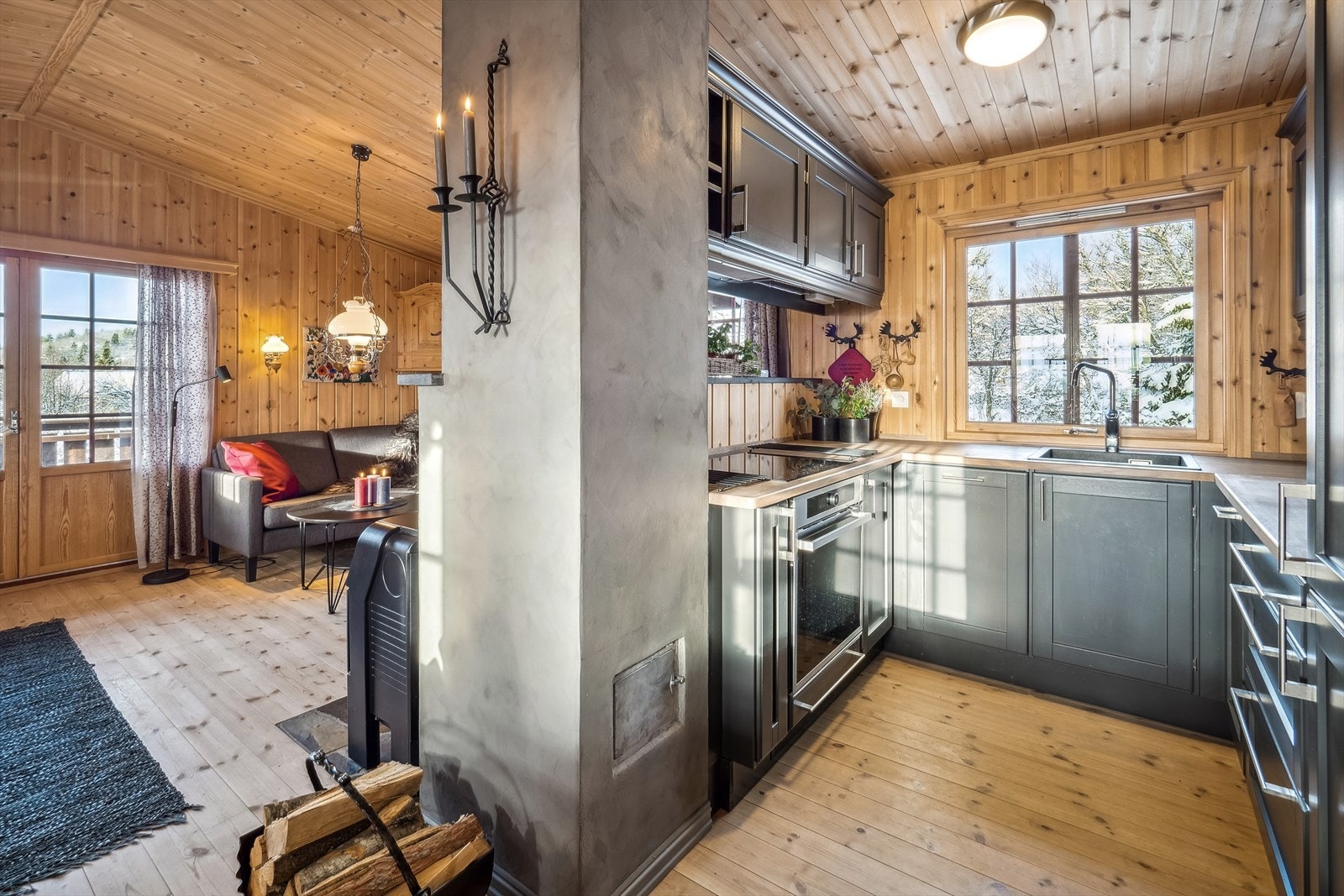 Stue og kjøkken i dels åpen løsning. Galleribilde