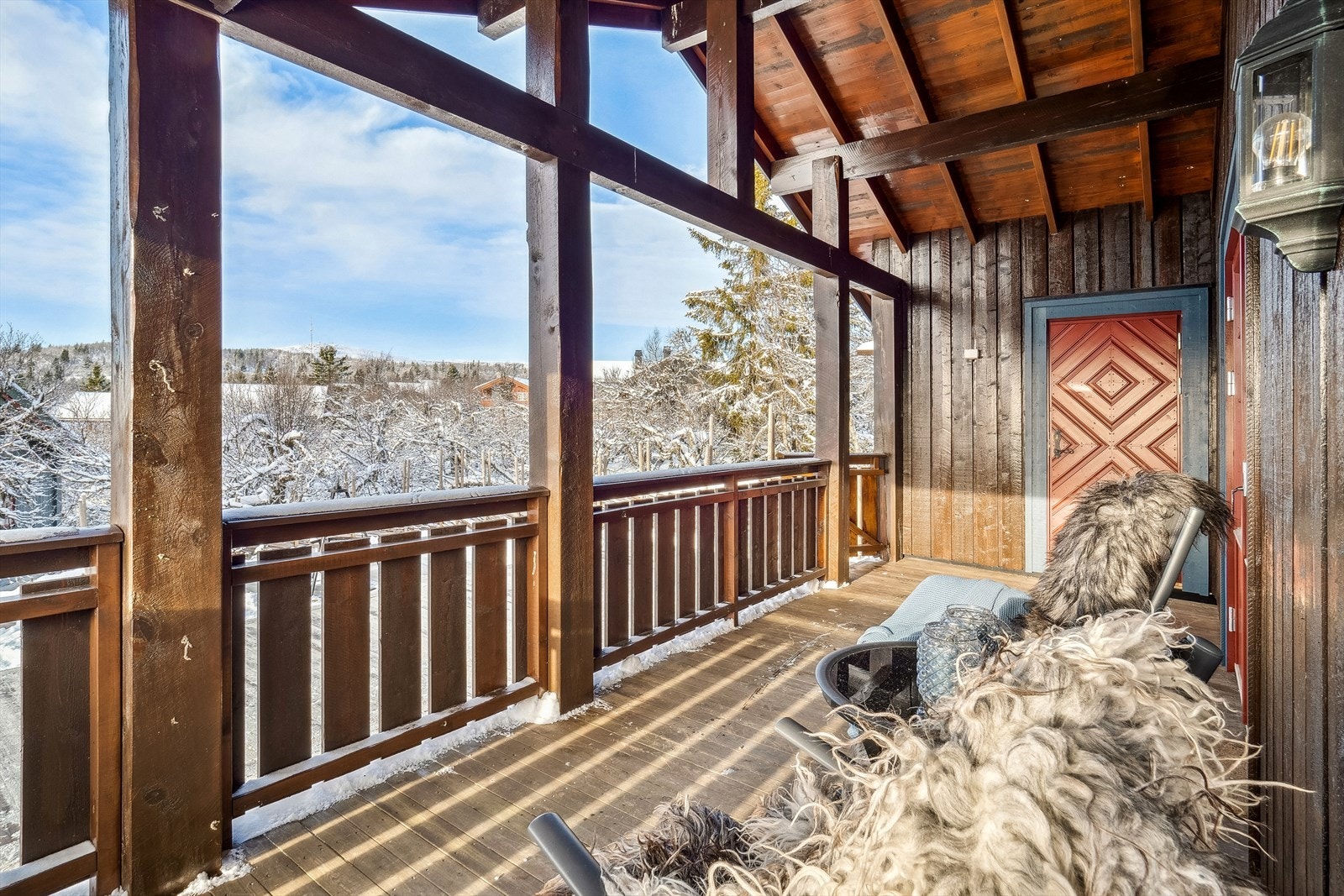 Overbygd terrasse med utsikt mot Trabelifjell. Galleribilde