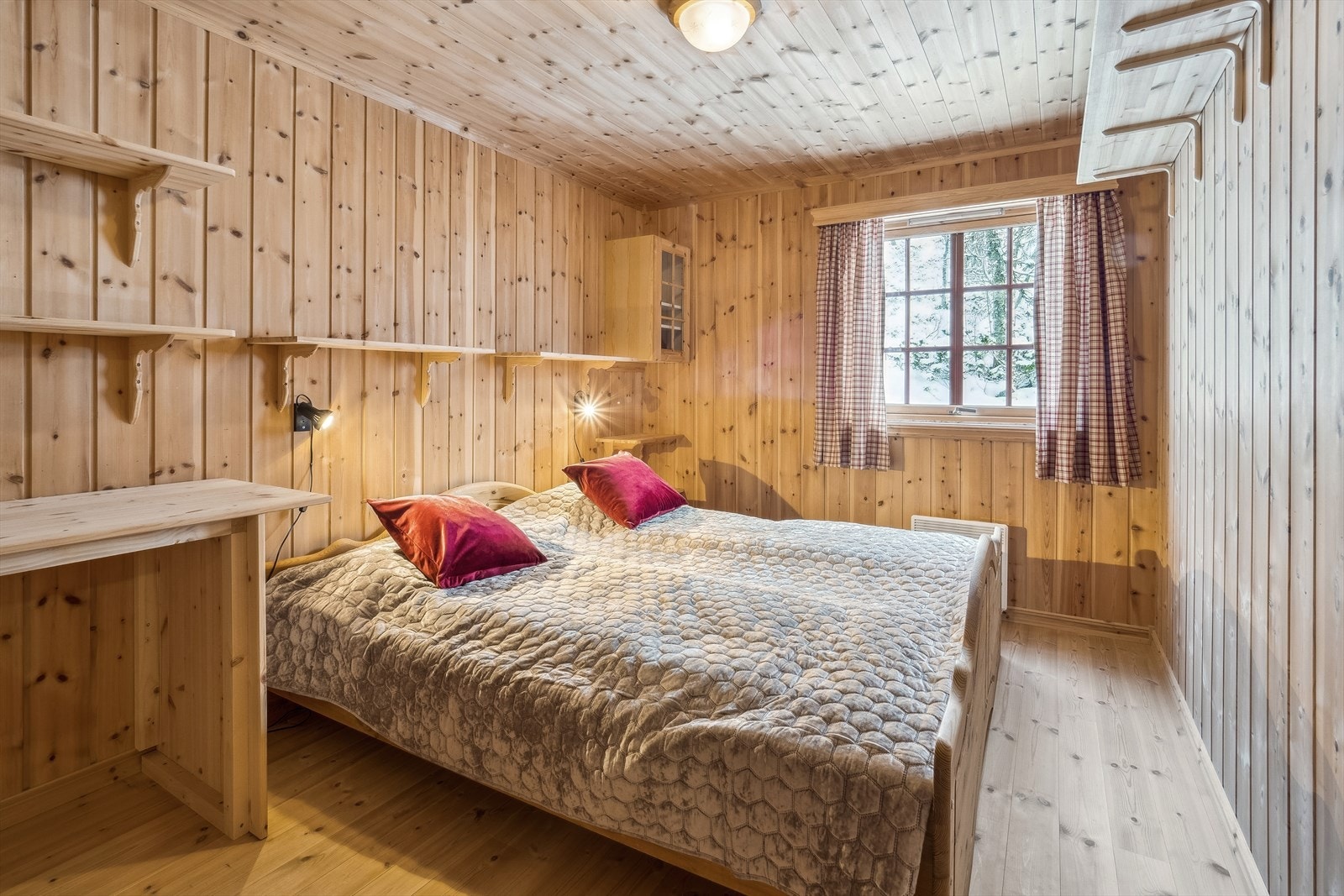 Hovedsoverommet med god plass til dobbeltseng. Galleribilde