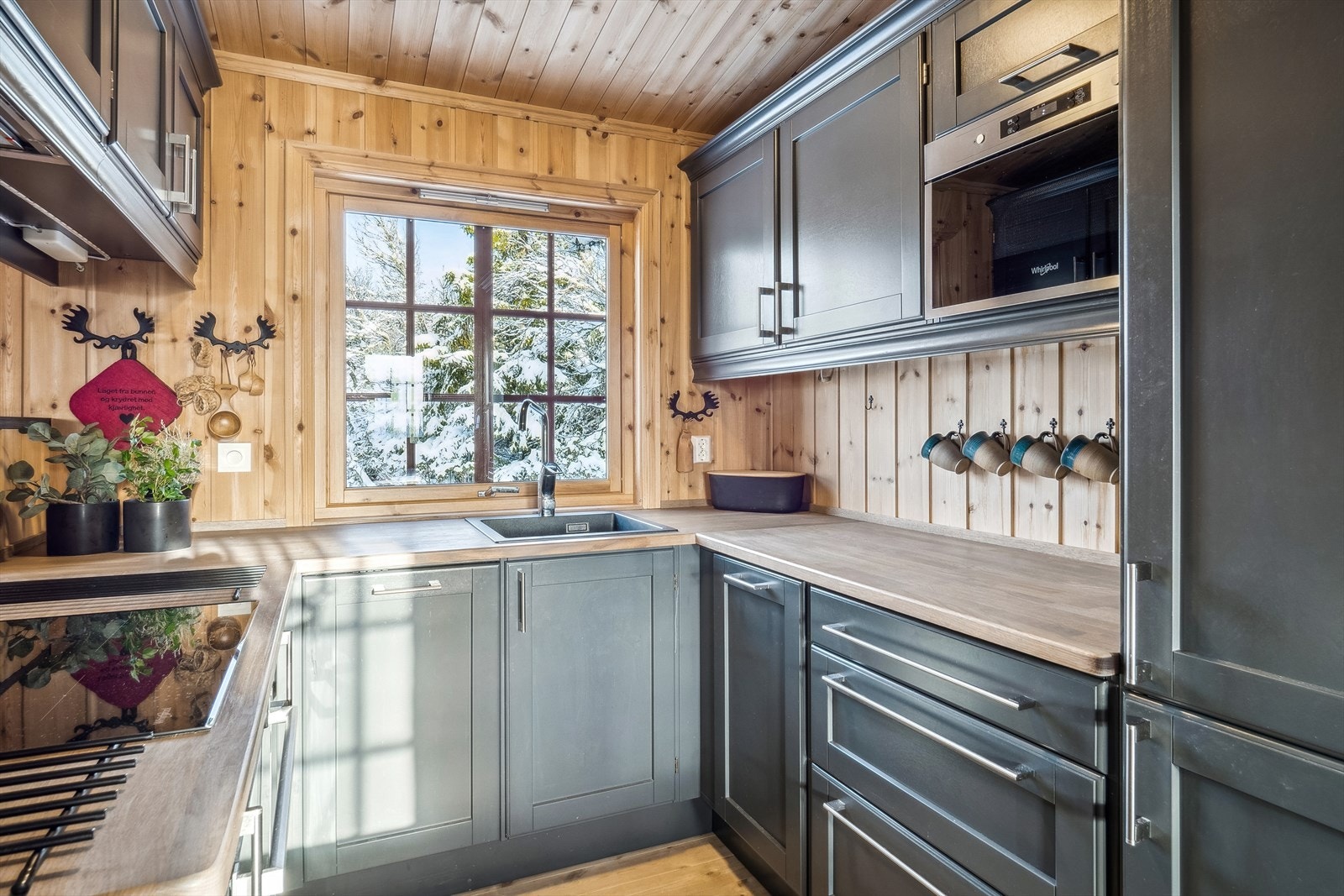 Praktisk kjøkken med god skap- og benkeplass. Galleribilde