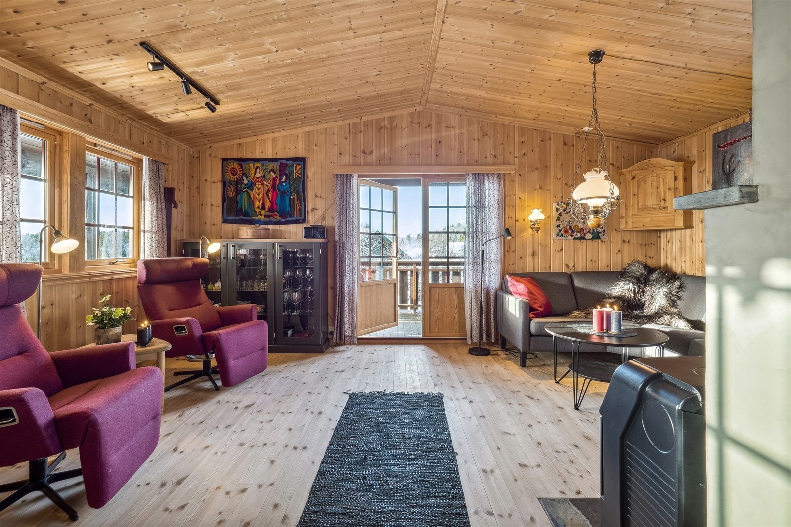 Fra stue er det utgang til overbygget terrasse. Galleribilde