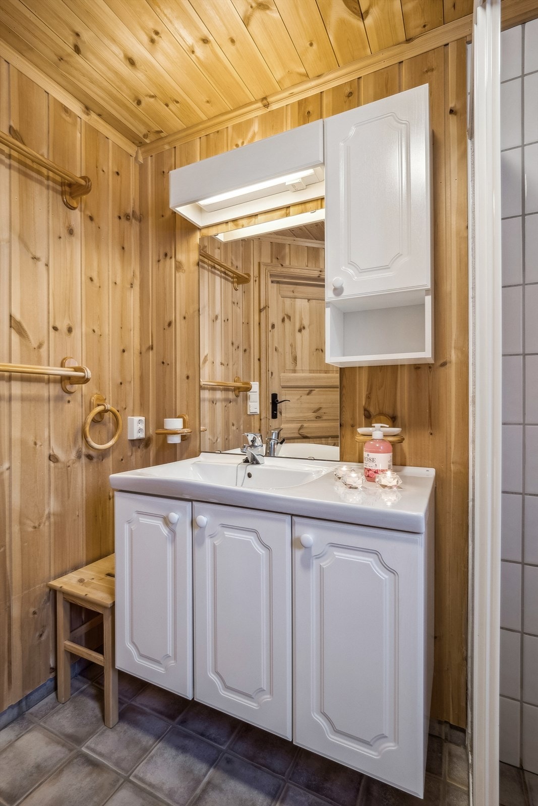 Baderomsinnredning med heldekkende servantplate. Galleribilde