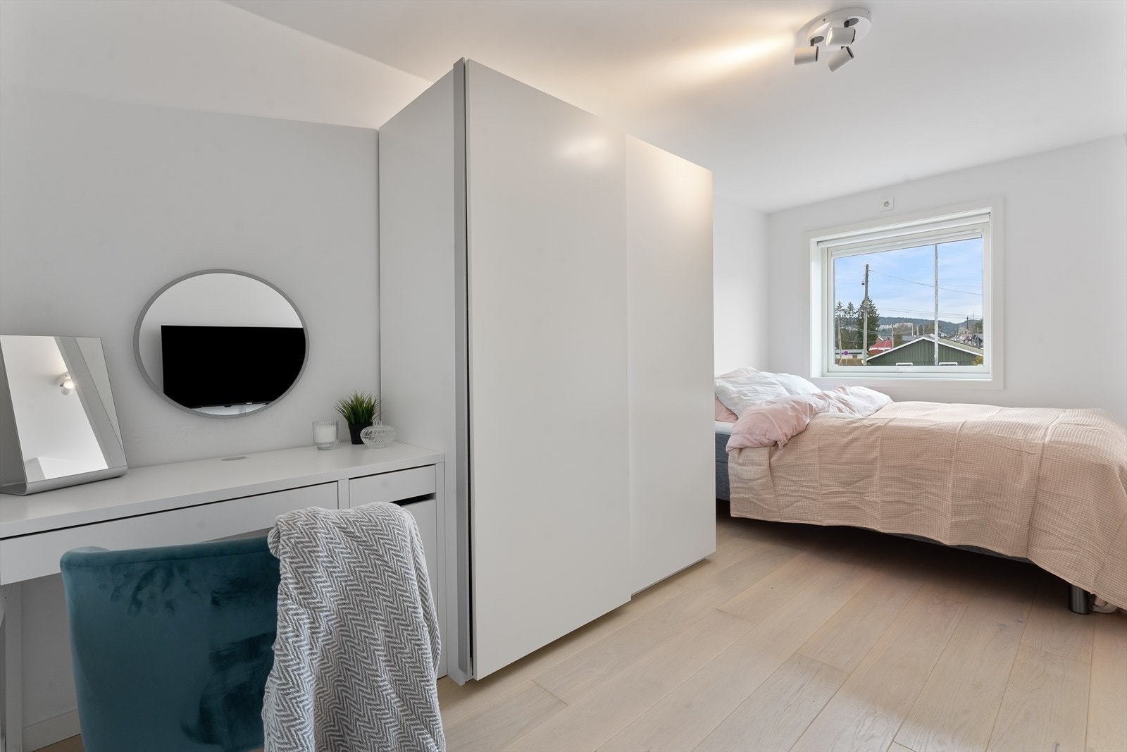 Soverom 2, her er det også god plass til både garderobe og arbeidsbord Galleribilde