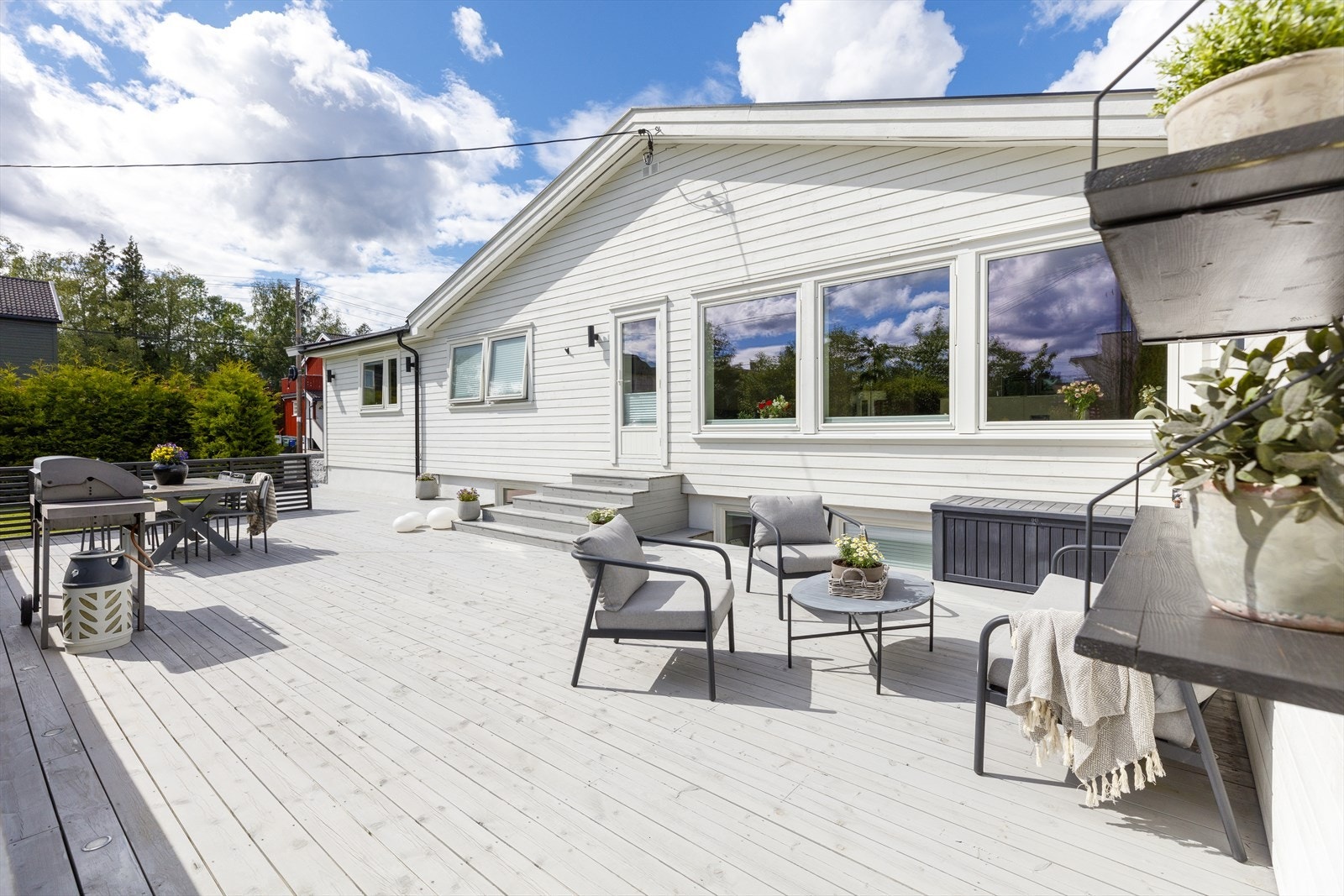 Stor og skjermet terrasse med gode solforhold. Galleribilde