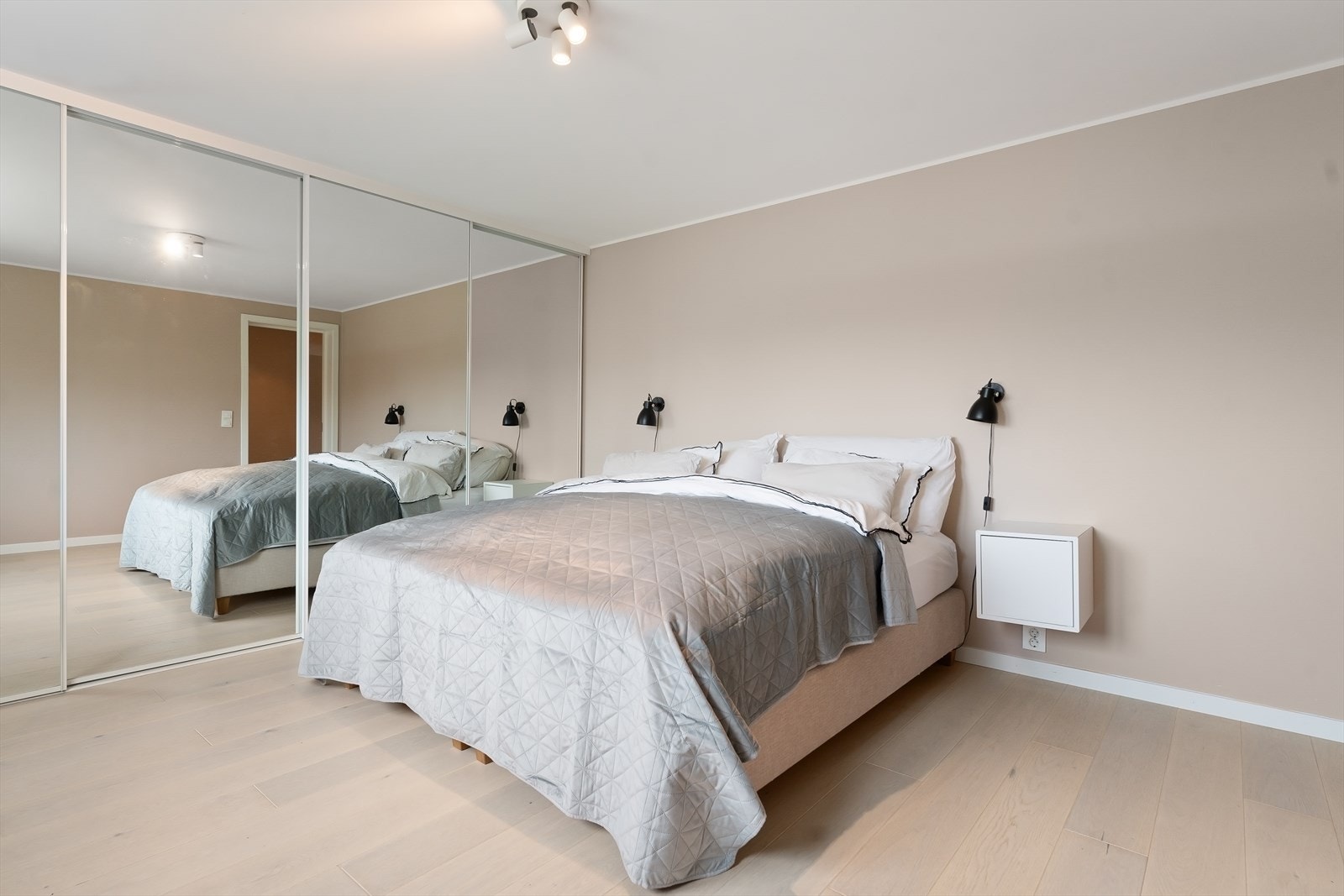 Soverom 3 med stor skyvedørsgarderobe Galleribilde