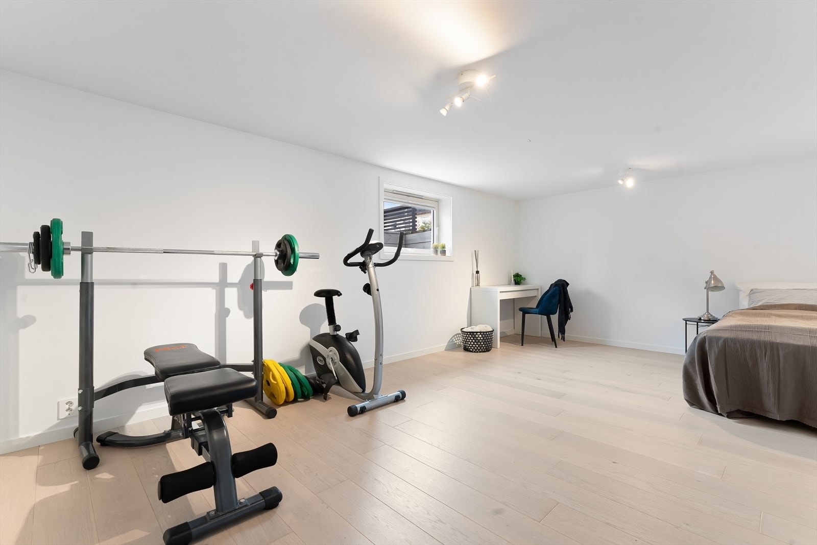 Stort soverom i underetasjen, med gode muligheter for både stor garderobe, kontornisje, mm Galleribilde