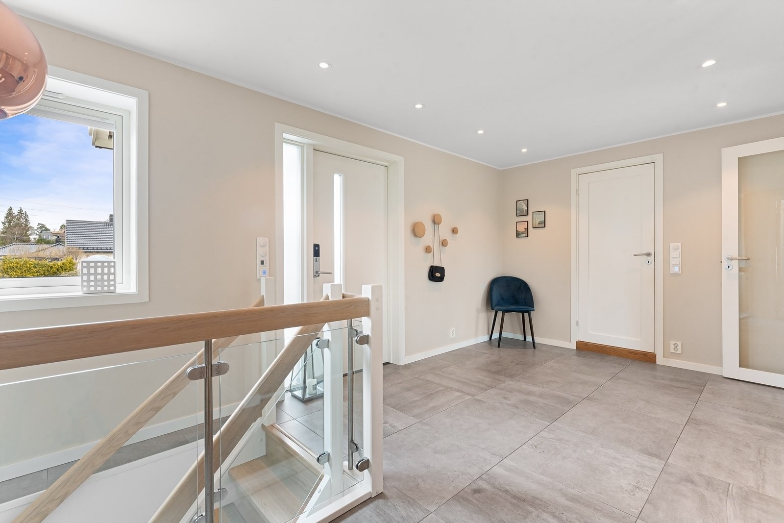 Stor flislagt entre med meget god skapplass. Galleribilde