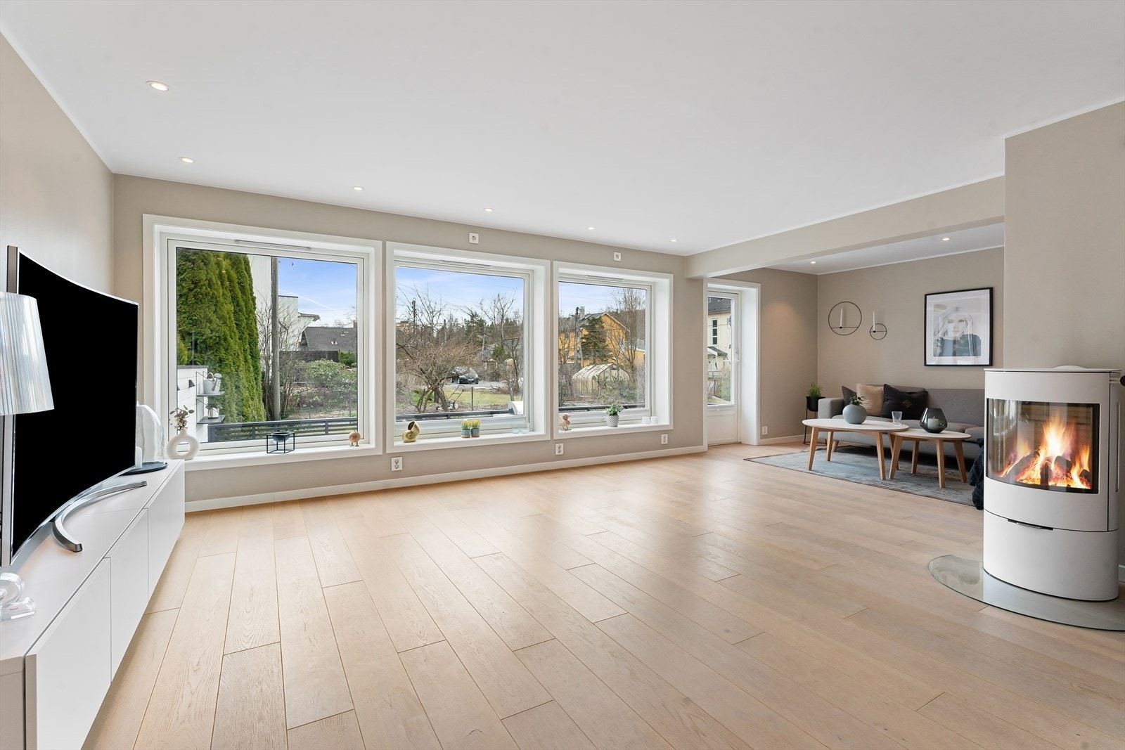 Boligen har flotte lyse og moderne flater. Downlights i himling Galleribilde