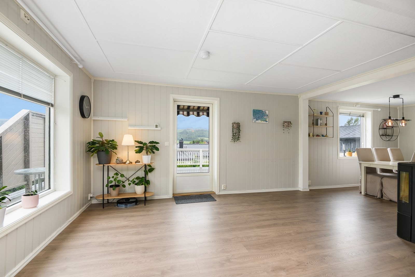 Fra stua er det dør ut til den romslige verandaen. Galleribilde