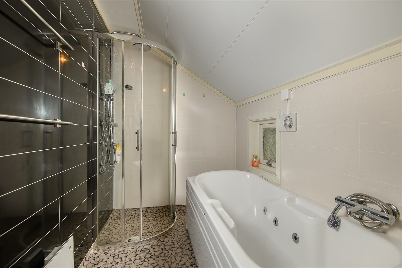 Dusjhjørne med glassdører. Galleribilde