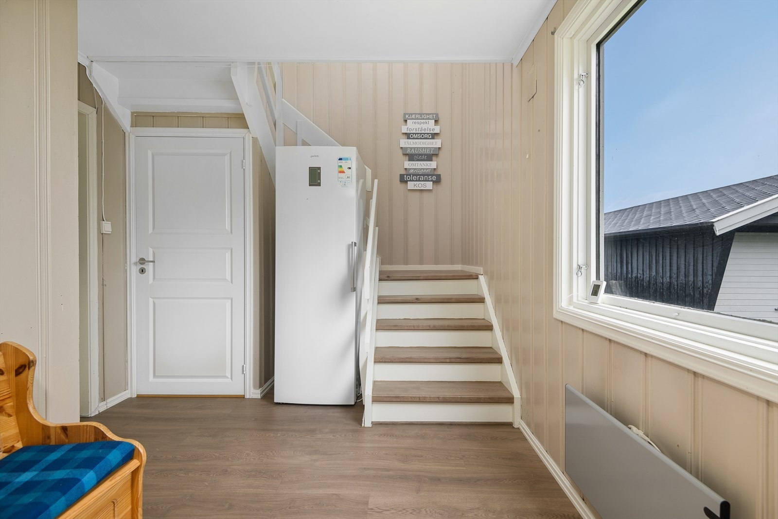 Gang med trapp opp til 2. etasje og dør ned til kjeller. Galleribilde