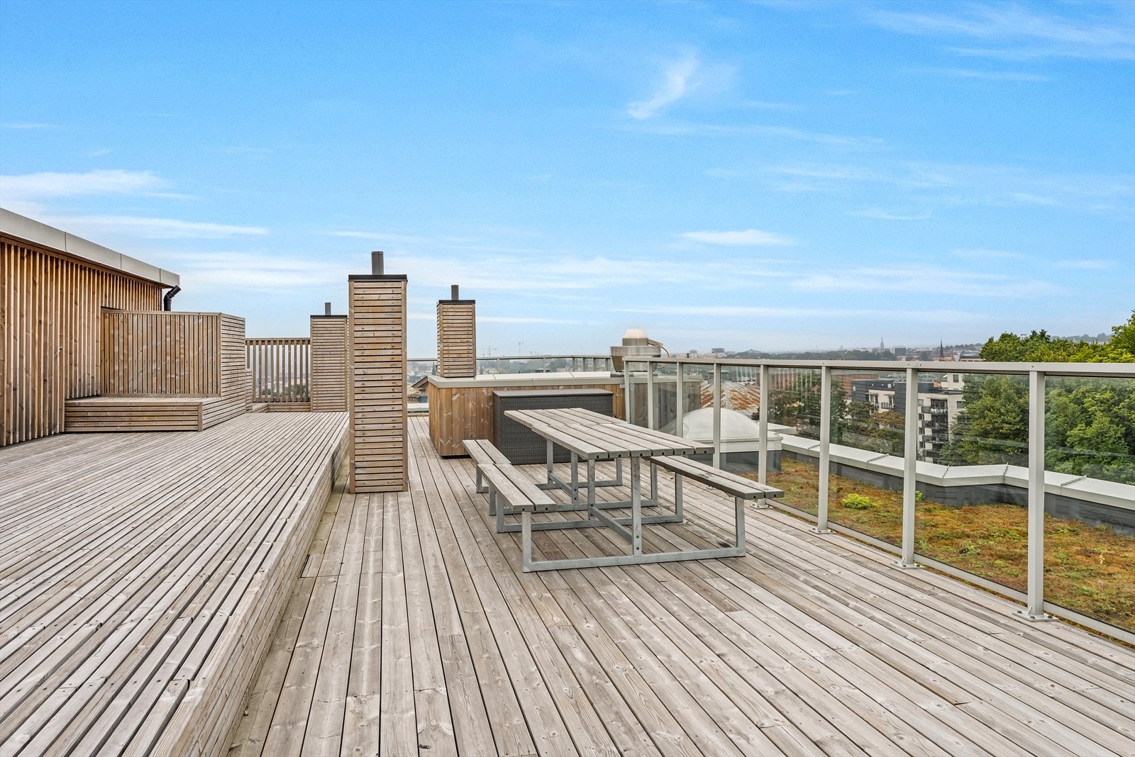 Leilighetsbygget disponerer en flott takterrasse som er tilgjengelig for alle beboere. Galleribilde