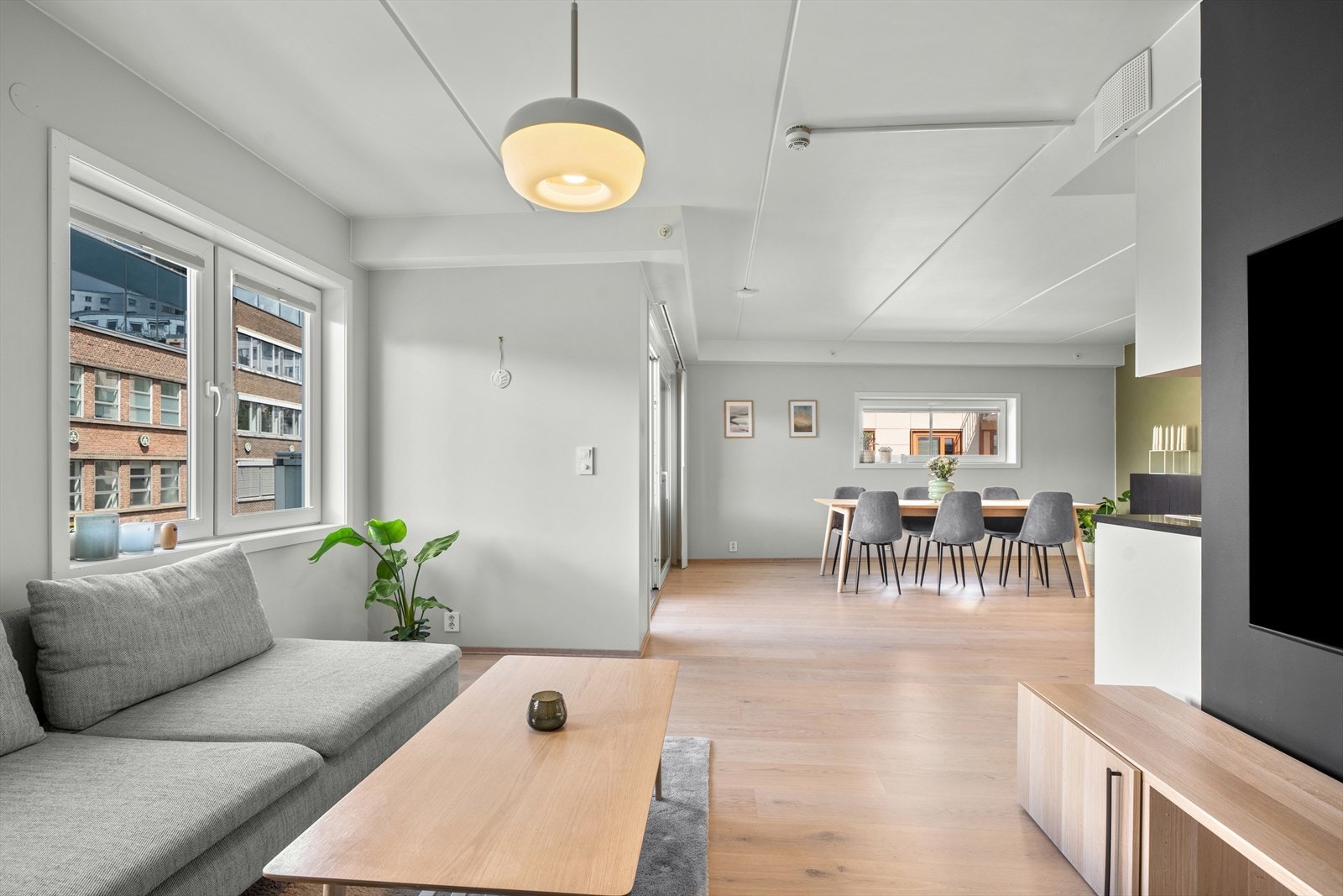 Stuen er av god størrelse, med plass til en stor sofagruppe, tilhørende møblement, romslig spisebord, samt annet ønskelig interiør. Galleribilde