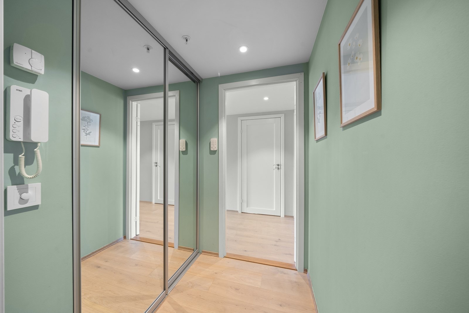 Her er det også montert en praktisk skyvedørsgarderobe som man kan henge opp jakker og sette fra seg sko i. Galleribilde