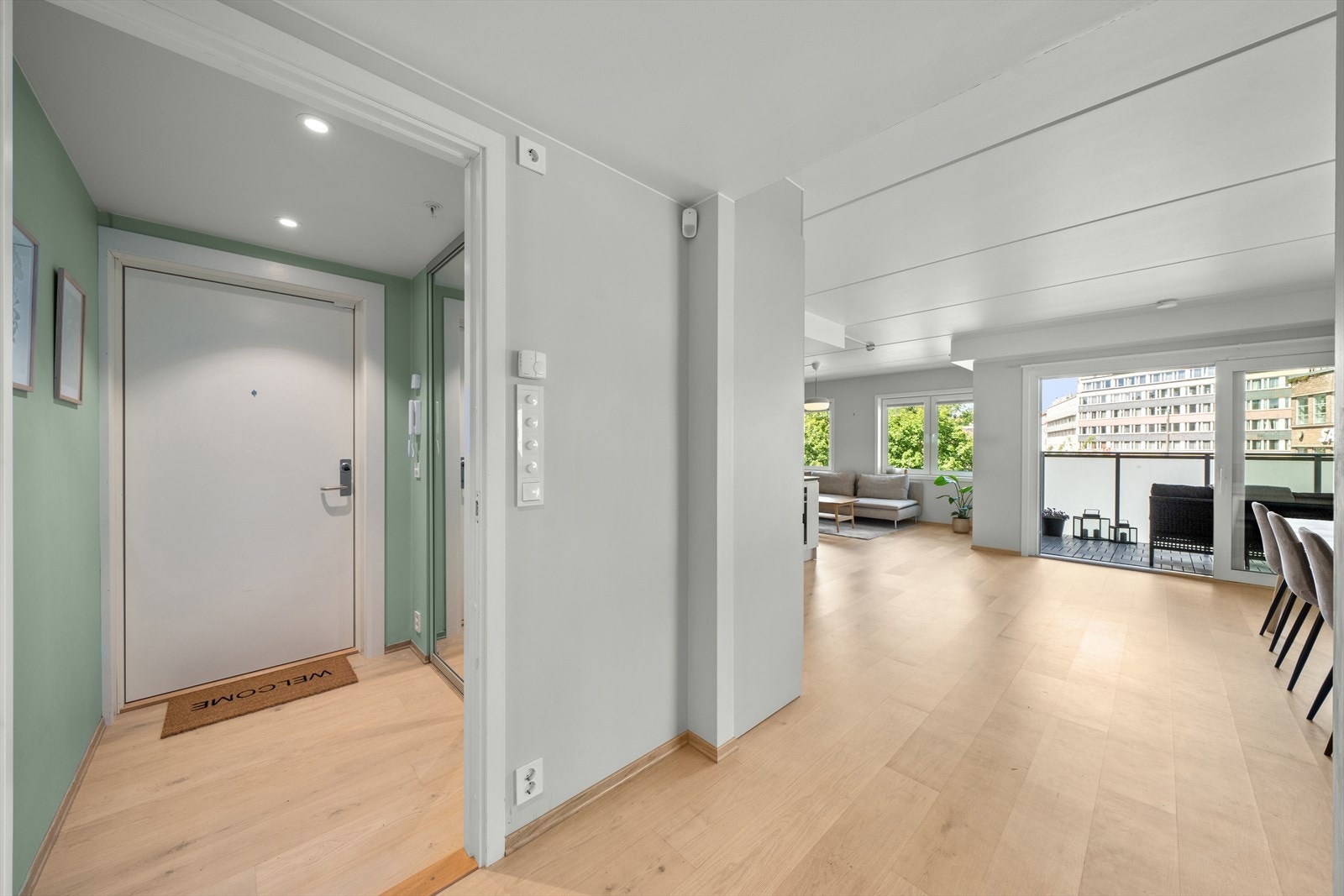 Velkommen inn! Lys og innbydende entré som gir leiligheten et bra førsteinntrykk. Galleribilde