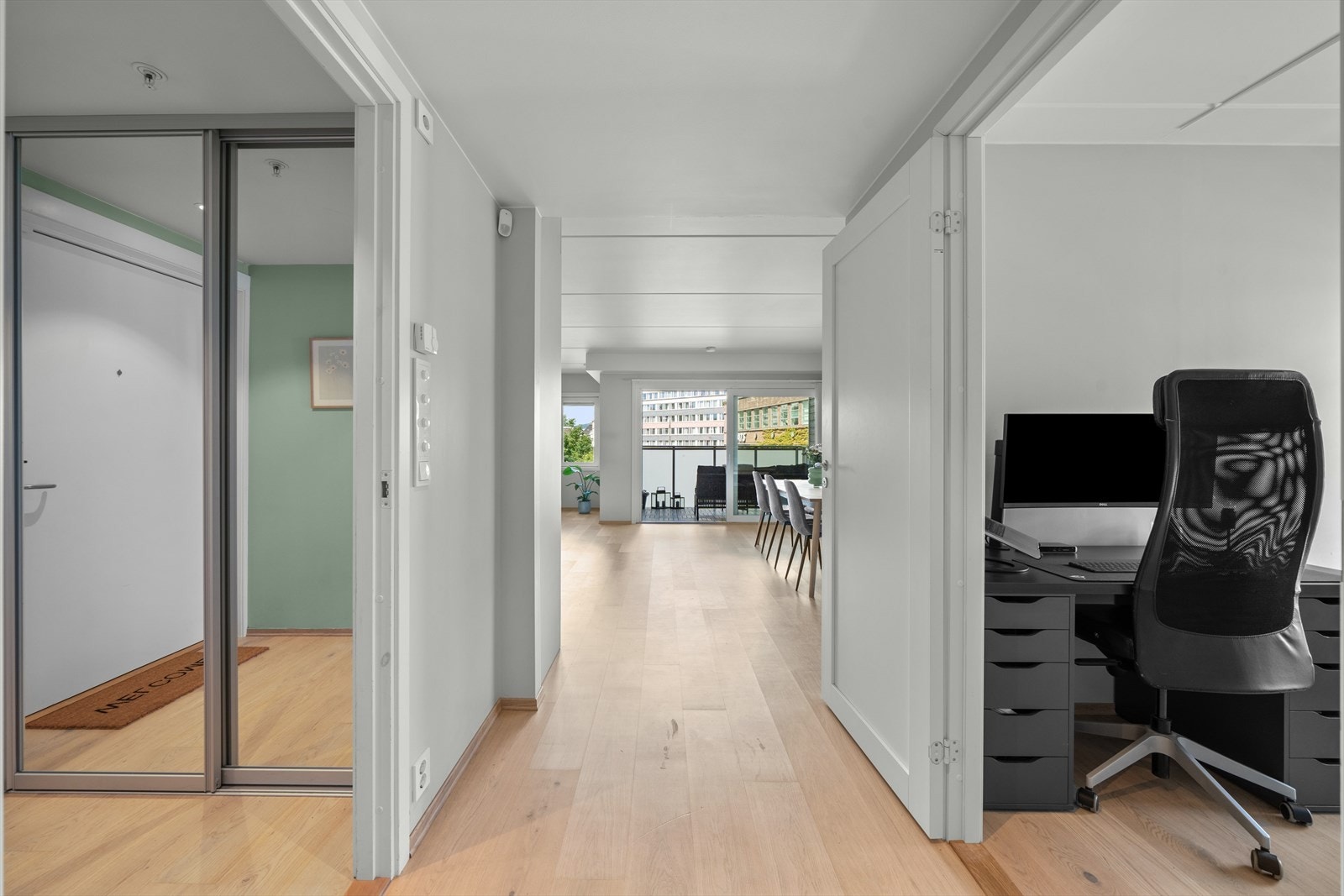 Leiligheten har pene overflater, med parkett på gulvet og vegger med glatt, malt utførelse. Galleribilde
