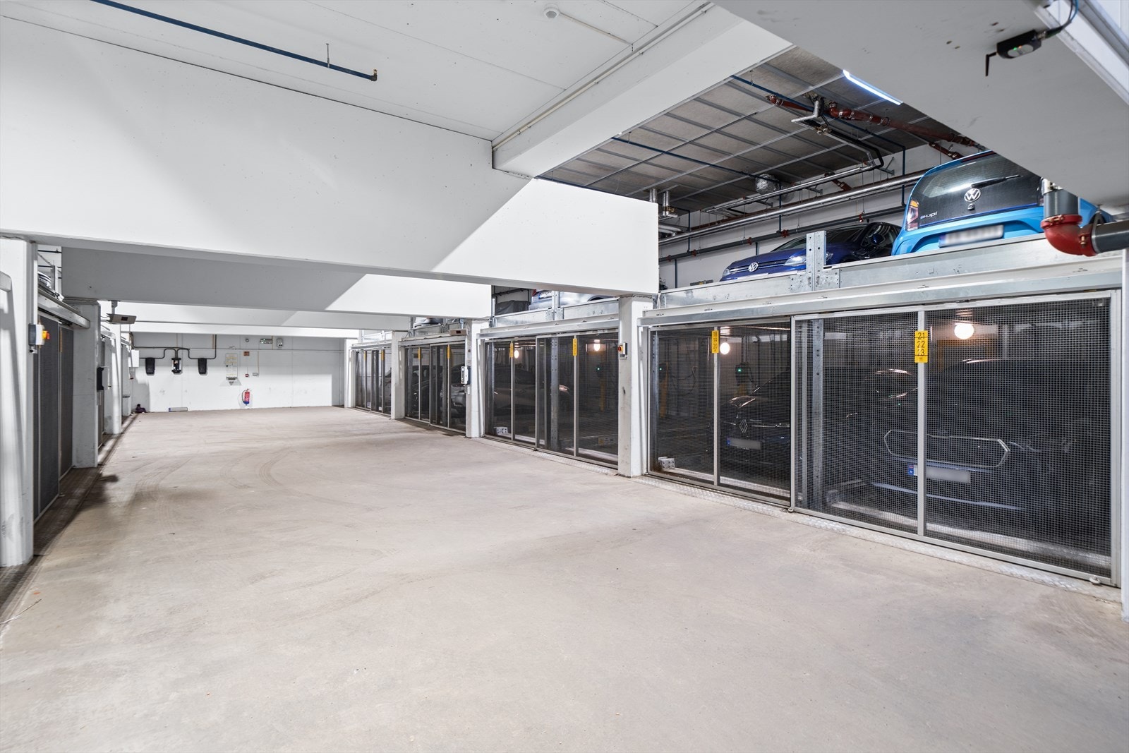 Det er et garasjeanlegg i kjelleren som eies av beboerene. Galleribilde