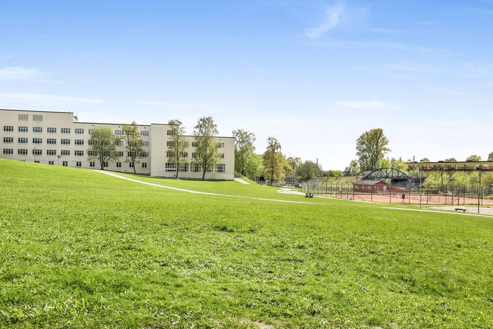 Rodeløkka Tennis kan man om ønskelig benytte seg av. Galleribilde
