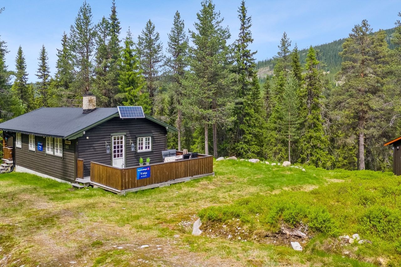 Hytta ligger i naturskjønne omgivelser ca. 10 km øst for Sjølisand. Galleribilde