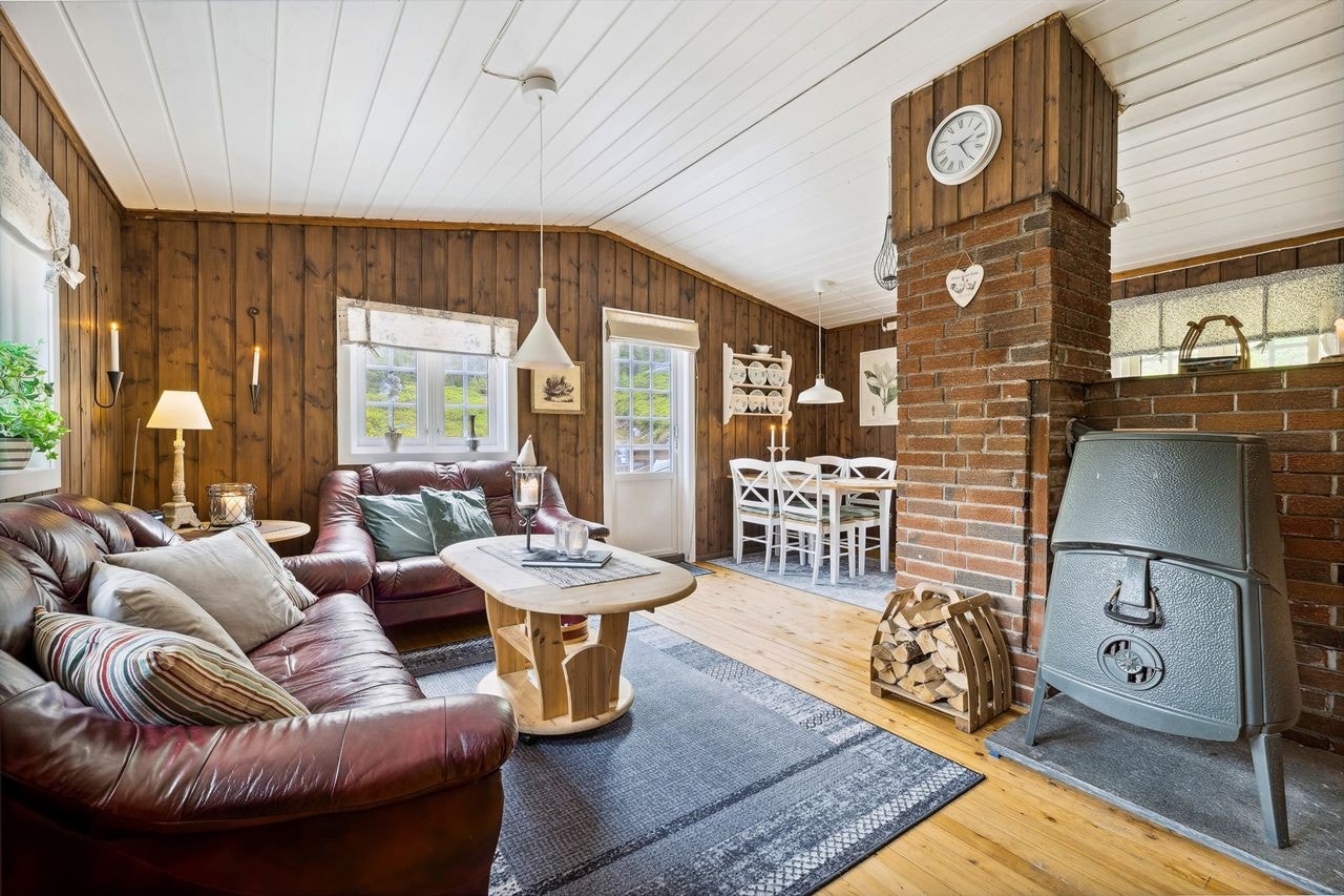 I starten av stuen er det plassert en vedovn som varmekilde i hytta. Denne gir godt med varme i hele hytten. Galleribilde