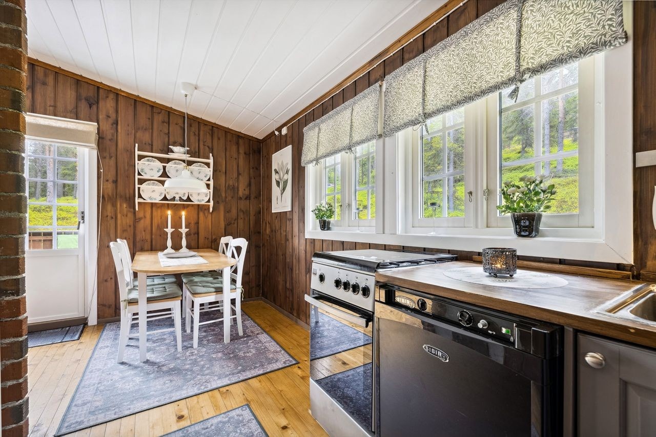 Åpen løsning for hvitevarer som gasskomfyr- og kjøleskap. Gassbeholderen er plassert innvendig på kjøkkenet. Det er ikke tilkoblet vann på kjøkkenet, og avløp med gråvann går til terrenget. Galleribilde