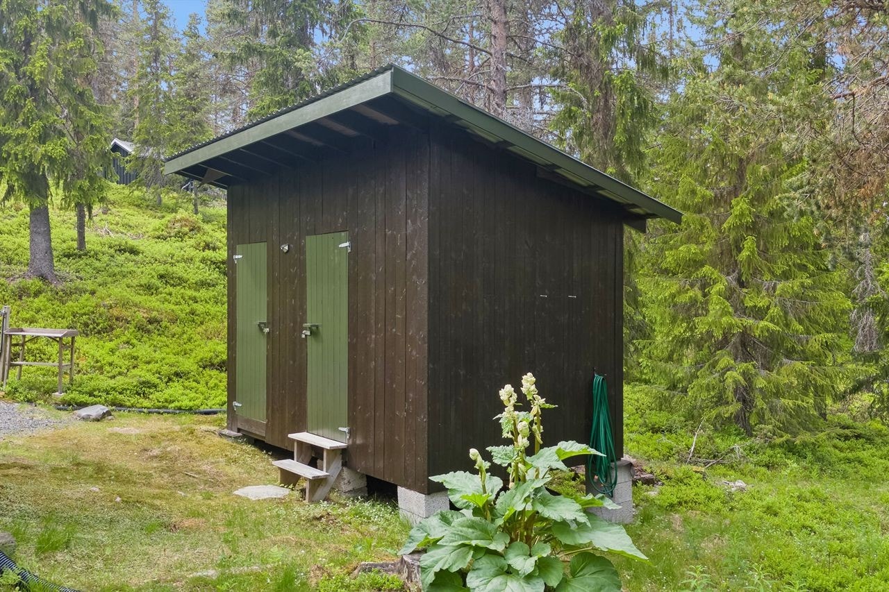 Uthus med gode lagringsmuligheter for ski, hageredskaper og annet. Galleribilde