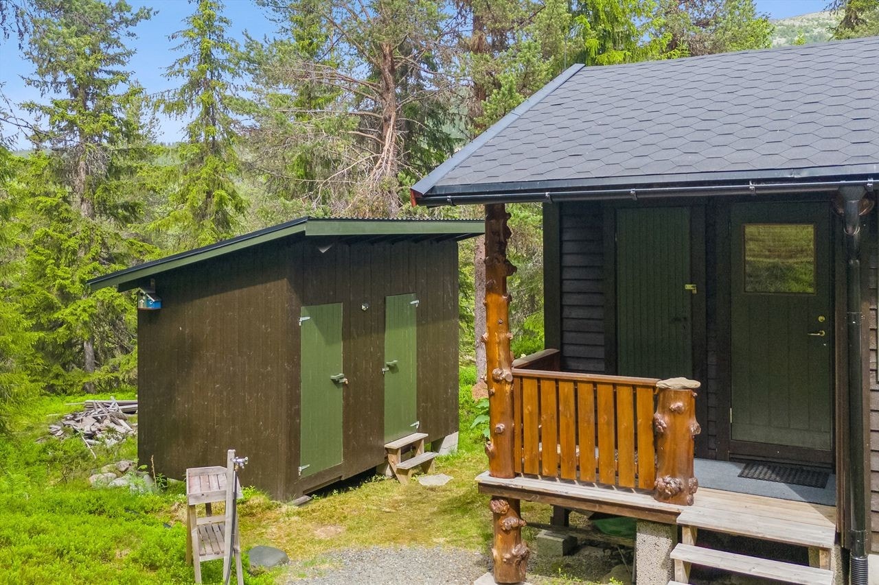 Hyggelig hytte med tilhørende bod, idyllisk beliggende i naturskjønne omgivelser. Perfekt for friluftsentusiaster og rekreasjon. Galleribilde
