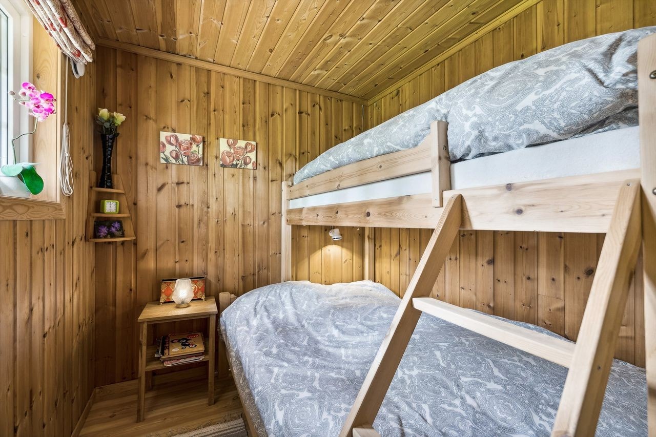 Det er tre soverom i hytta, og alle har adkomst fra gangen. Alle tre soverommene har panel på vegger og i himling, og lakkert tregulv. Galleribilde