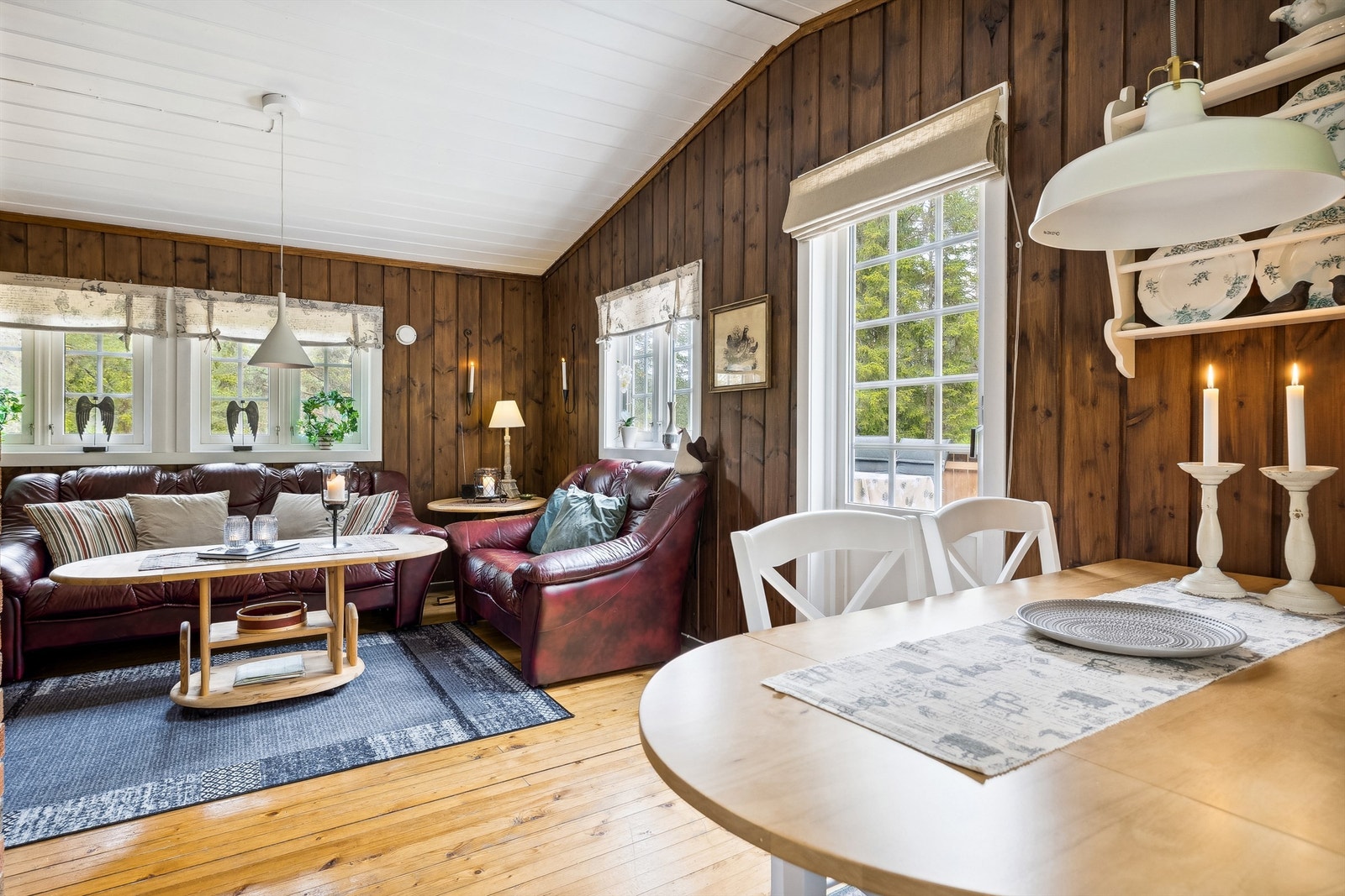 Terrassedøren midt på endeveggen gir deg adkomst ut til terrassen hvor du kan nyte vakre sommer- og høstdager. Galleribilde