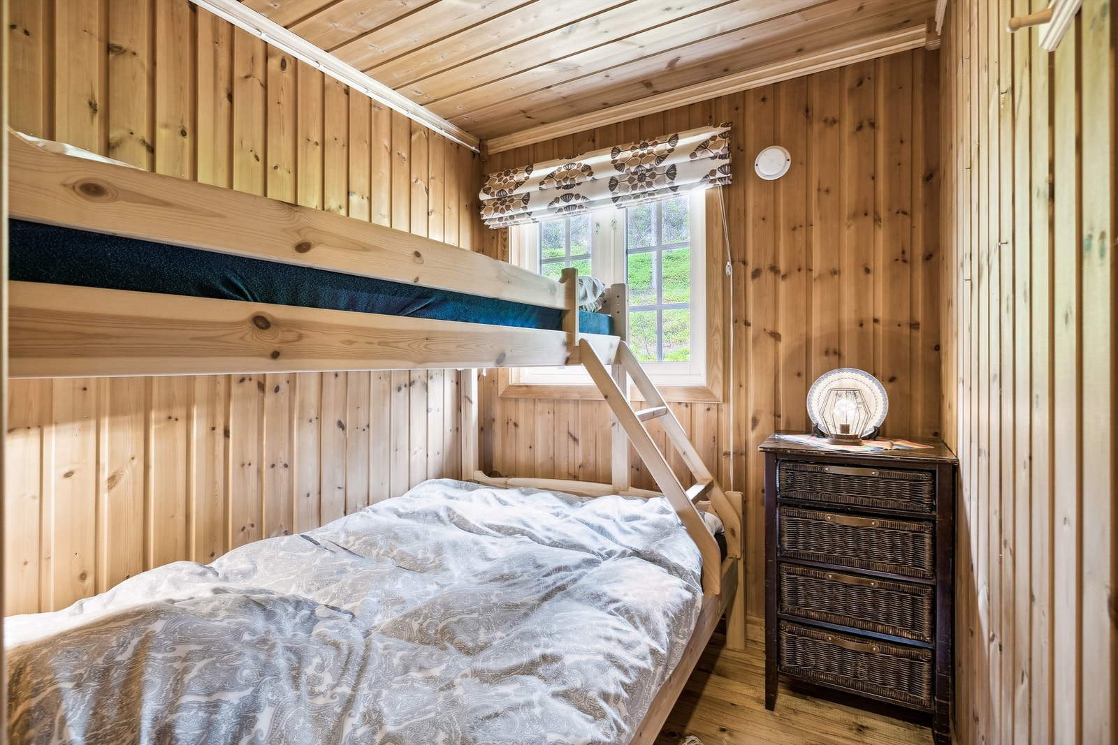 To av rommene er innredet med hver sin familiekøye, og det tredje soverommet er innredet med en enkeltseng. Galleribilde