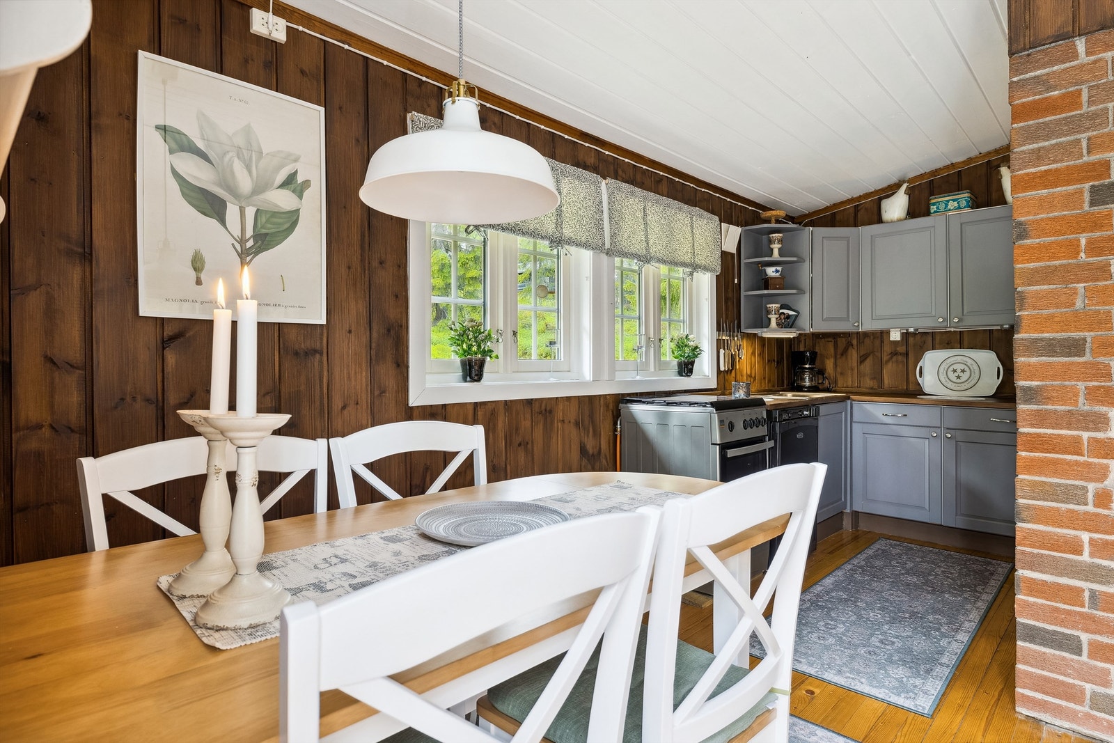 Koselig kjøkken med plass til spisebord. Store vinduer som slipper inn mye naturlig lys. Perfekt for hyggelige måltider. Galleribilde