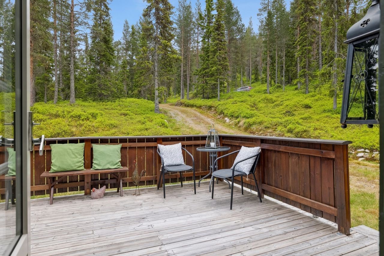 Koselig uteplass med vakker utsikt mot skogen. Perfekt for avslapning og naturopplevelser. En idyllisk perle for naturelskere! Galleribilde