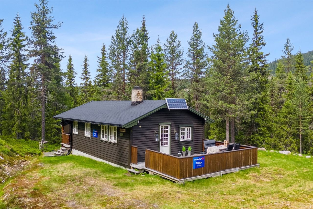 Tomten består av naturtomt, hytte, uthus og utedo. Galleribilde