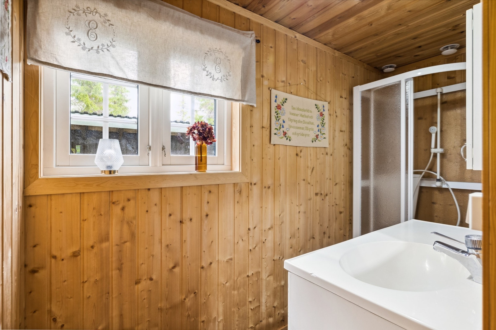 Rommet har ingen vanntilkobling, og gråvannet går ut til terreng. Ventilasjon i rommet via himlingsventil. Galleribilde