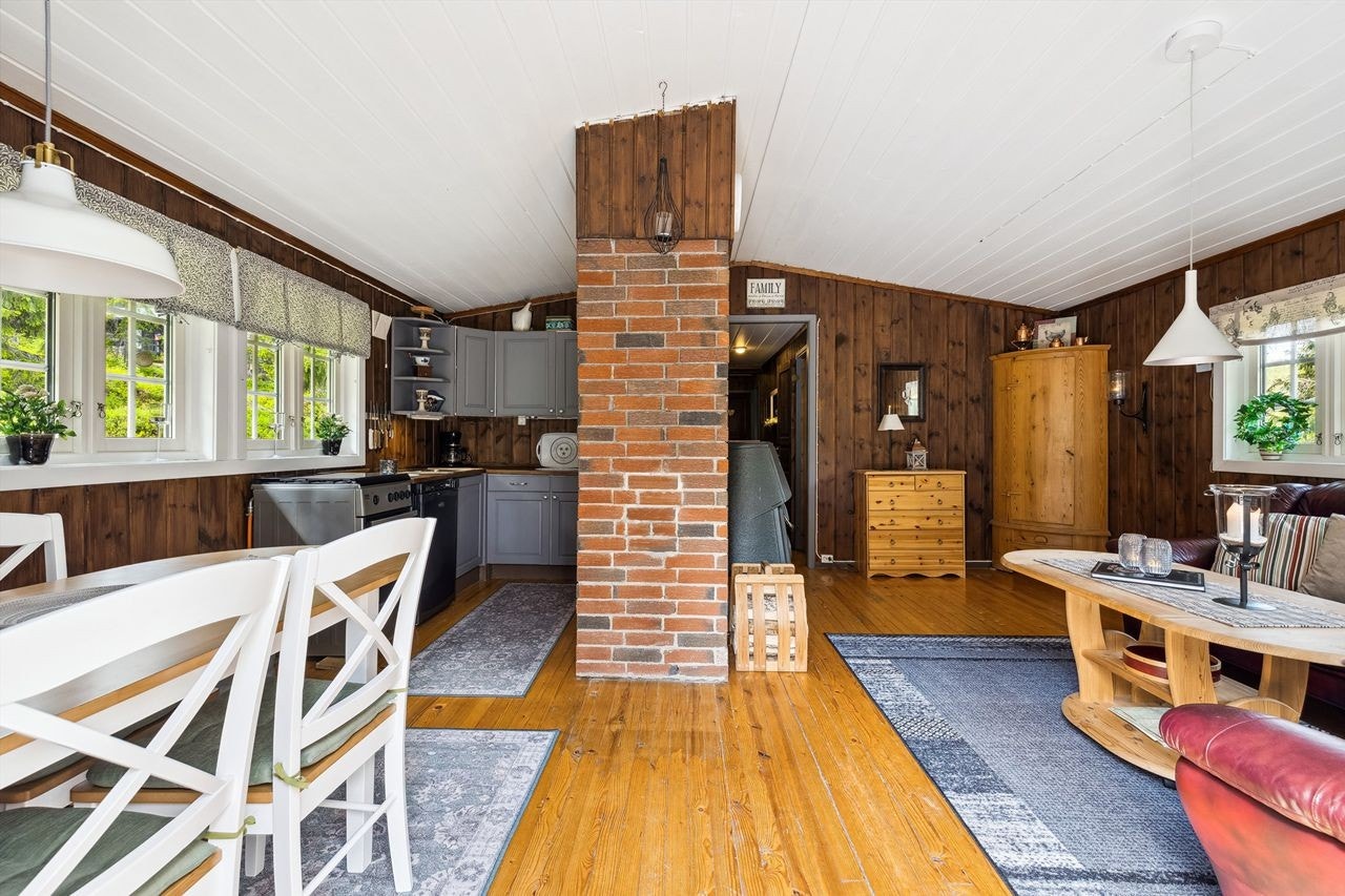 Her er innredet med sofagruppe og spisestue i dag, med åpen løsning fra spisestuen inn til kjøkkenet. Galleribilde