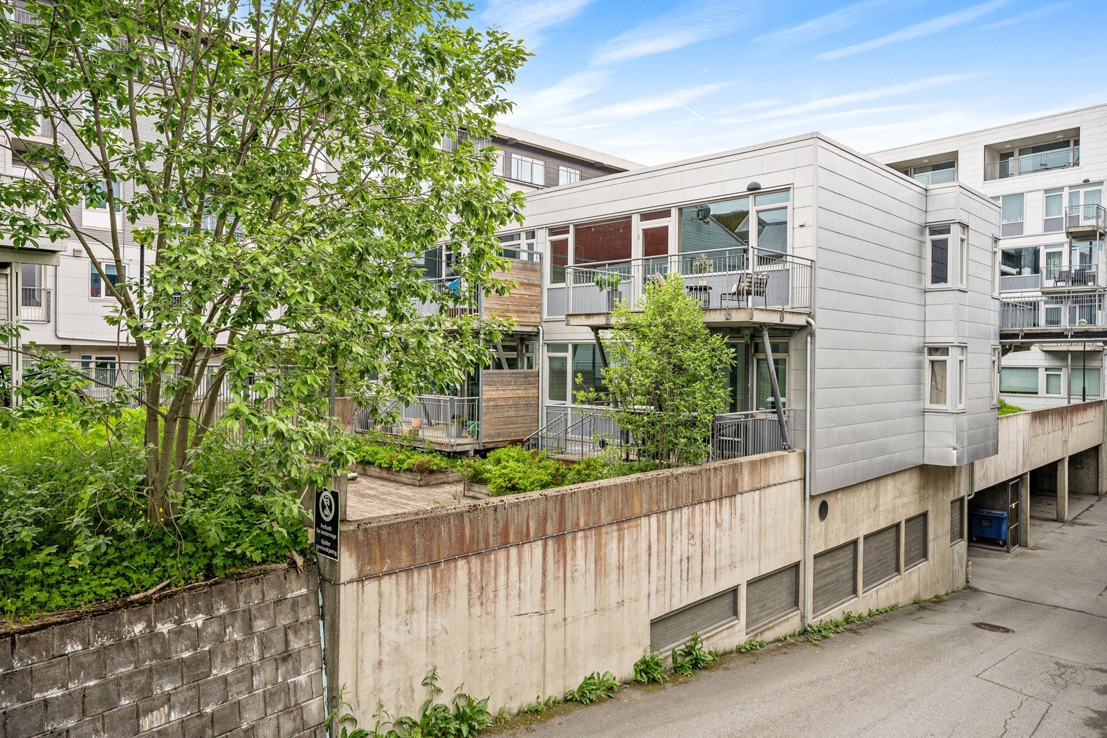 Det er felles gjesteparkering i bakgården med betalingsløsning. Velkommen til visning! Galleribilde