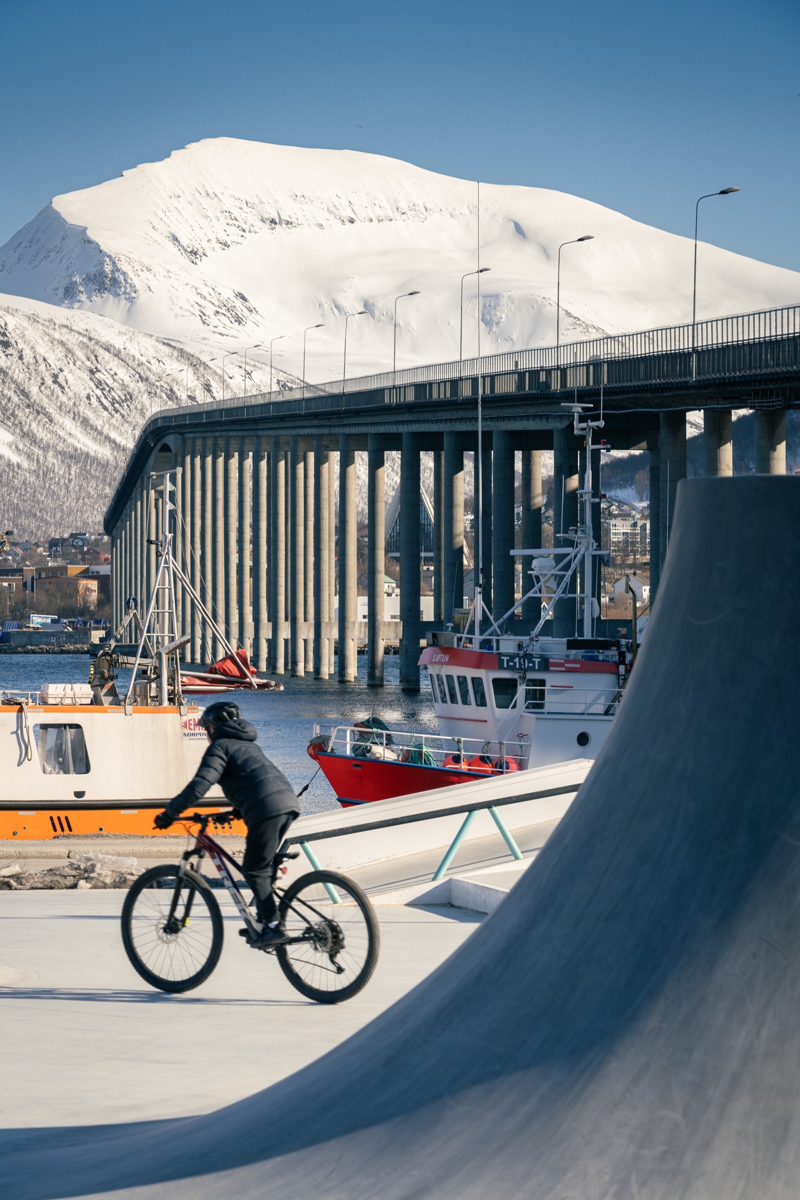 Nærhet til flotte turområder, grøntarealer og en havnepromenade med utsikt mot Ishavskatedralen, Fløya og Tromsdalstinden. Galleribilde