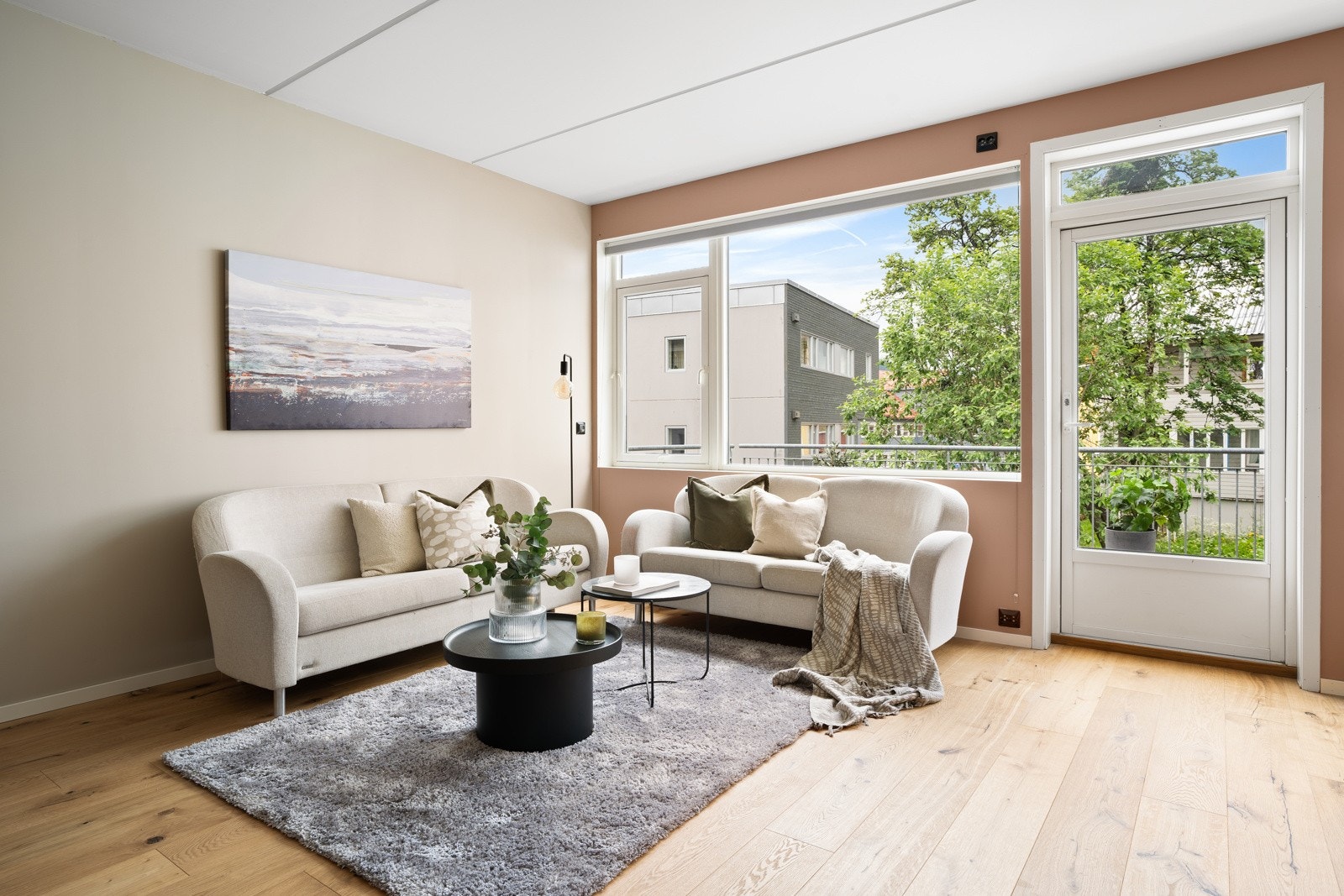 Stilren og romslig stue med moderne farge- og materialevalg over det hele. Galleribilde