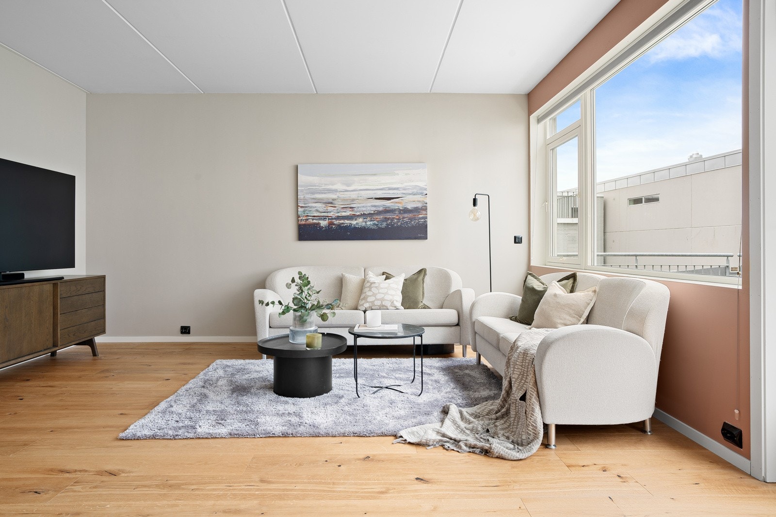 Stuen har 1-stavs parkett, malte vegger og god takhøyde som skaper en god romfølelse. Galleribilde