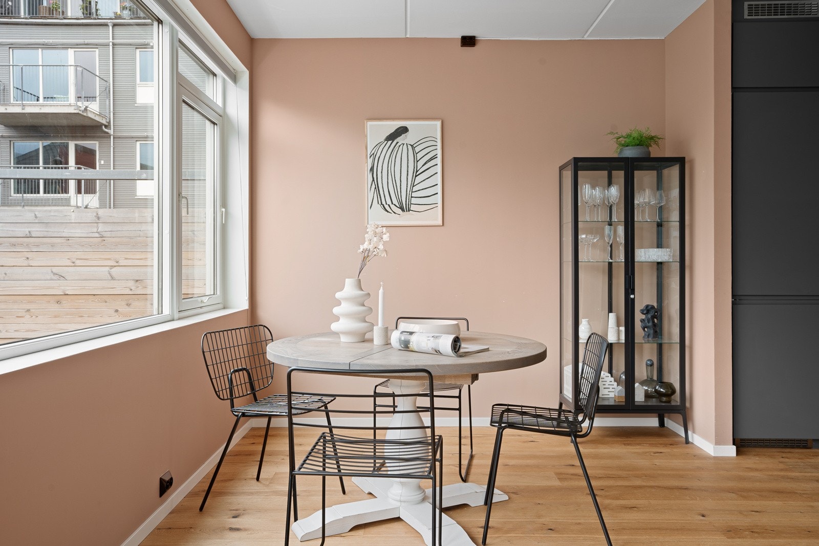 Spisestuen fungerer som et naturlig bindeledd mellom stuen og kjøkkenet. Det er balansert ventilasjon med varmegjenvinning Galleribilde